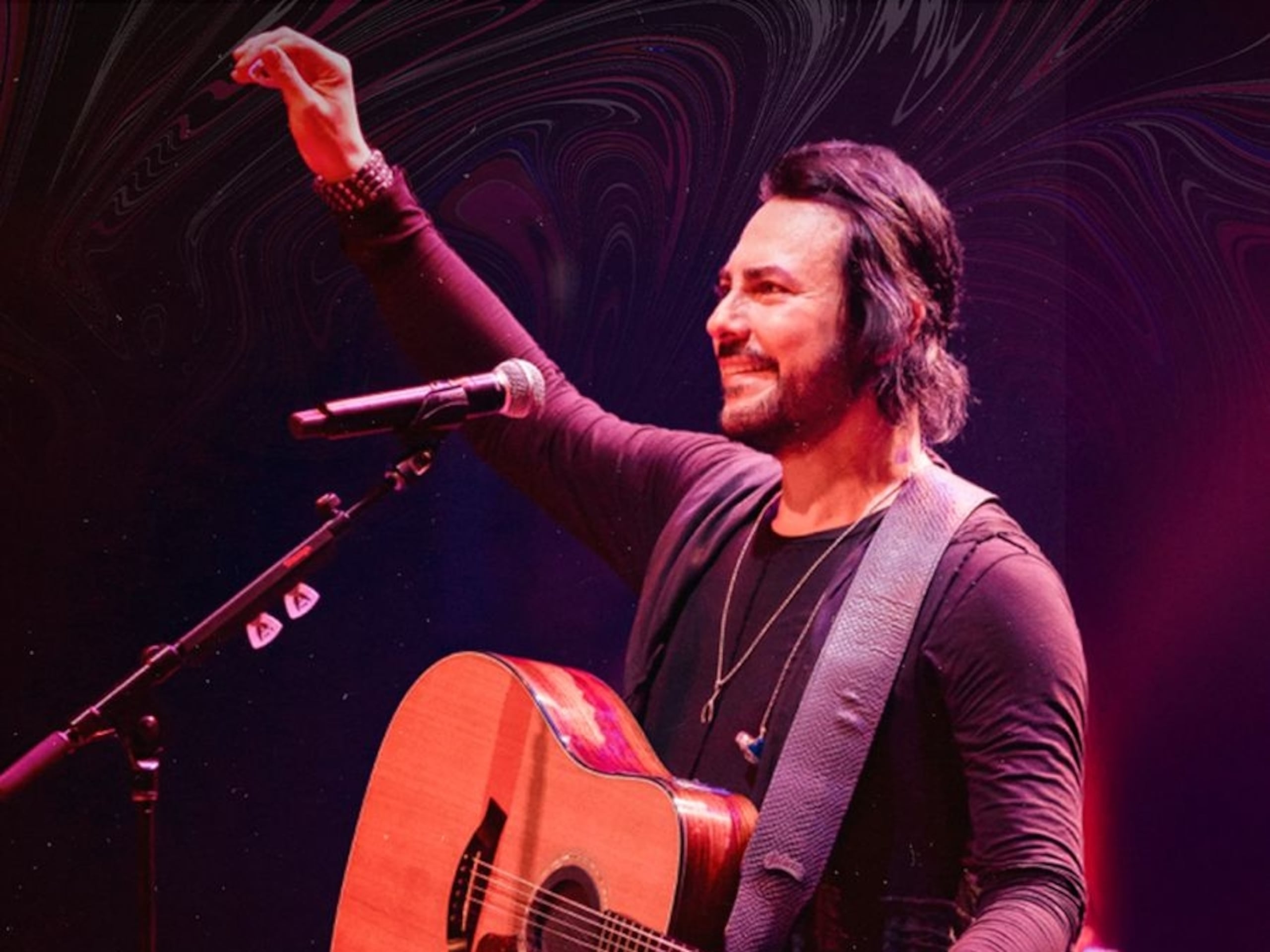 Beto Cuevas interpreterará versiones nuevas de los éxitos que han definido su carrera por casi cuatro décadas en su espectáculo acústico en el Coca-Cola Music Hall.