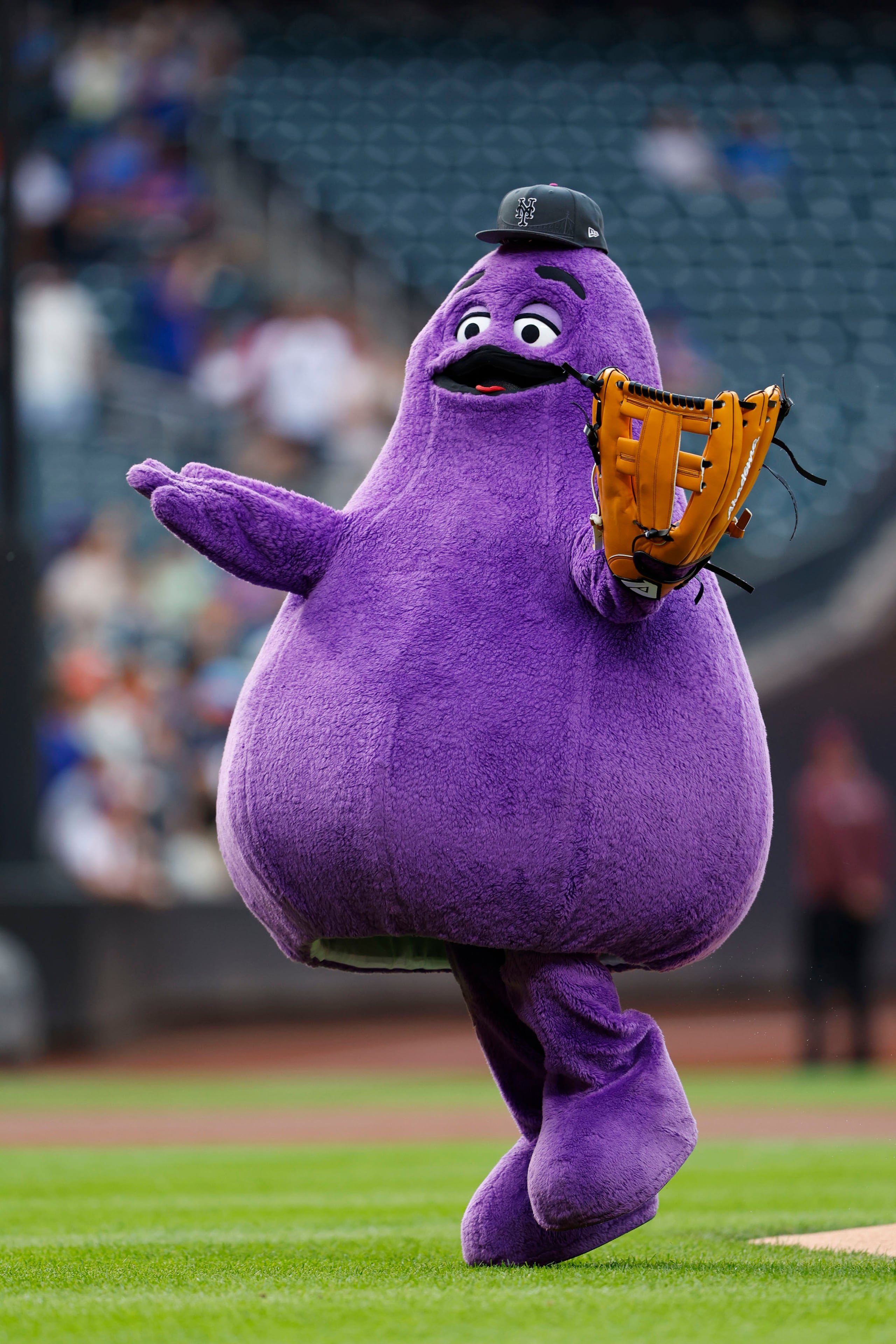 ARCHIVO - Grimace, personaje de McDonald's, lanza el primer lanzamiento ceremonial previo al juego entre los Marlins de Miami y los Mets de Nueva York, el 12 de junio de 2024, en Nueva York.