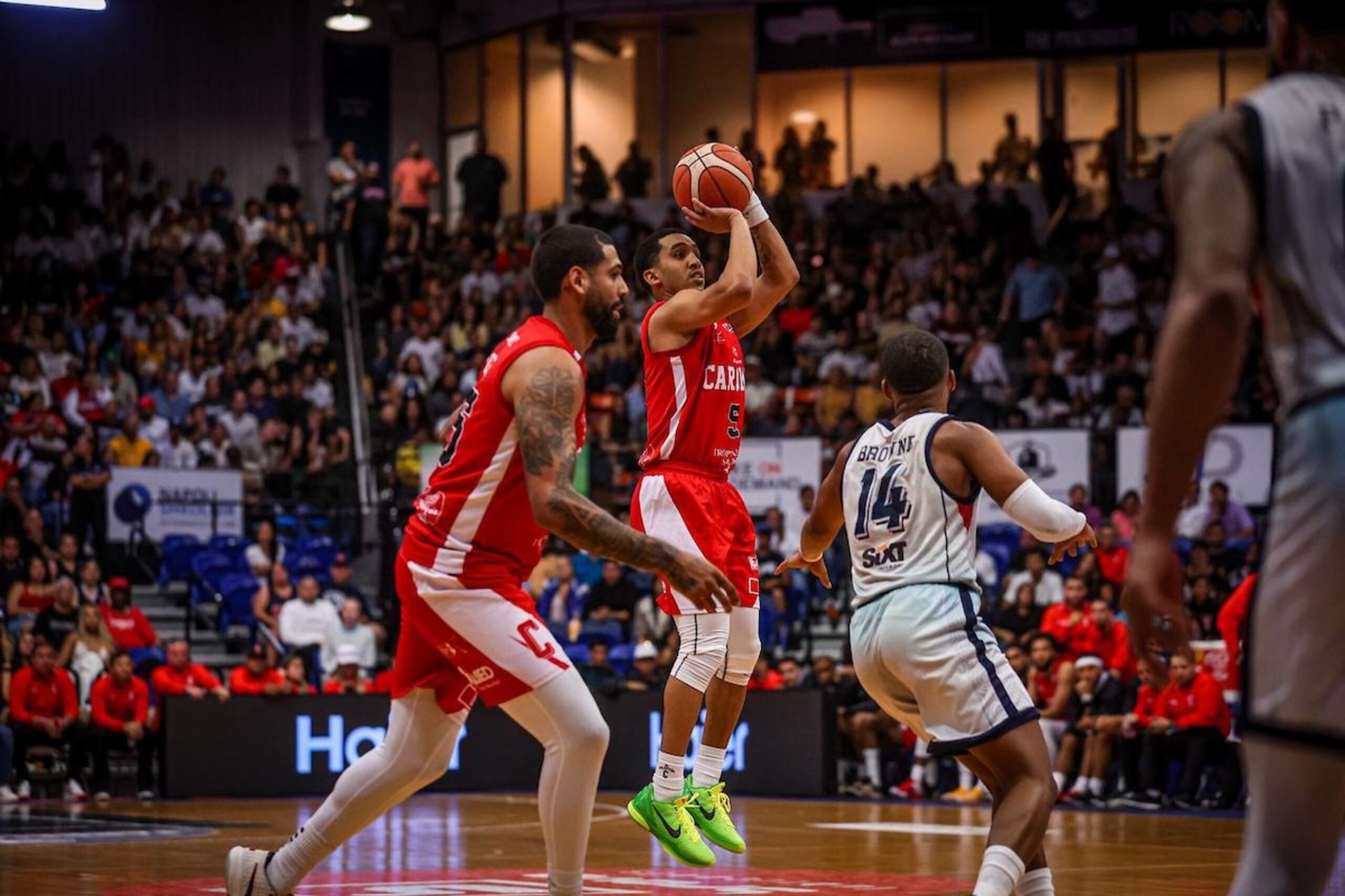Tremont Waters, de los Gigantes, lanza un triple contra los Mets durante el tercer partido de semifinales del BSN.