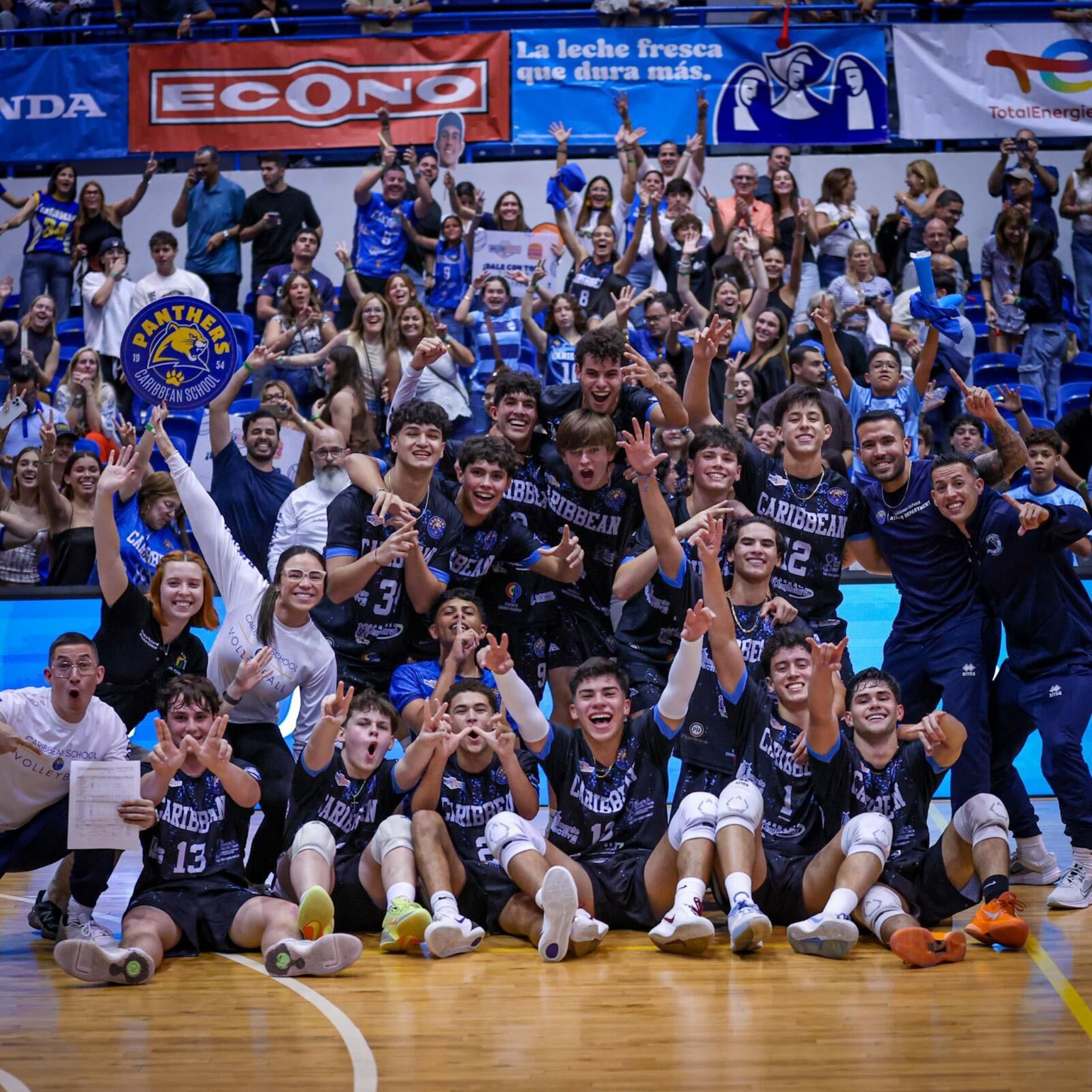 Caribbean School celebra su pase a la final masculina de la Copa Buzzer Beater.
