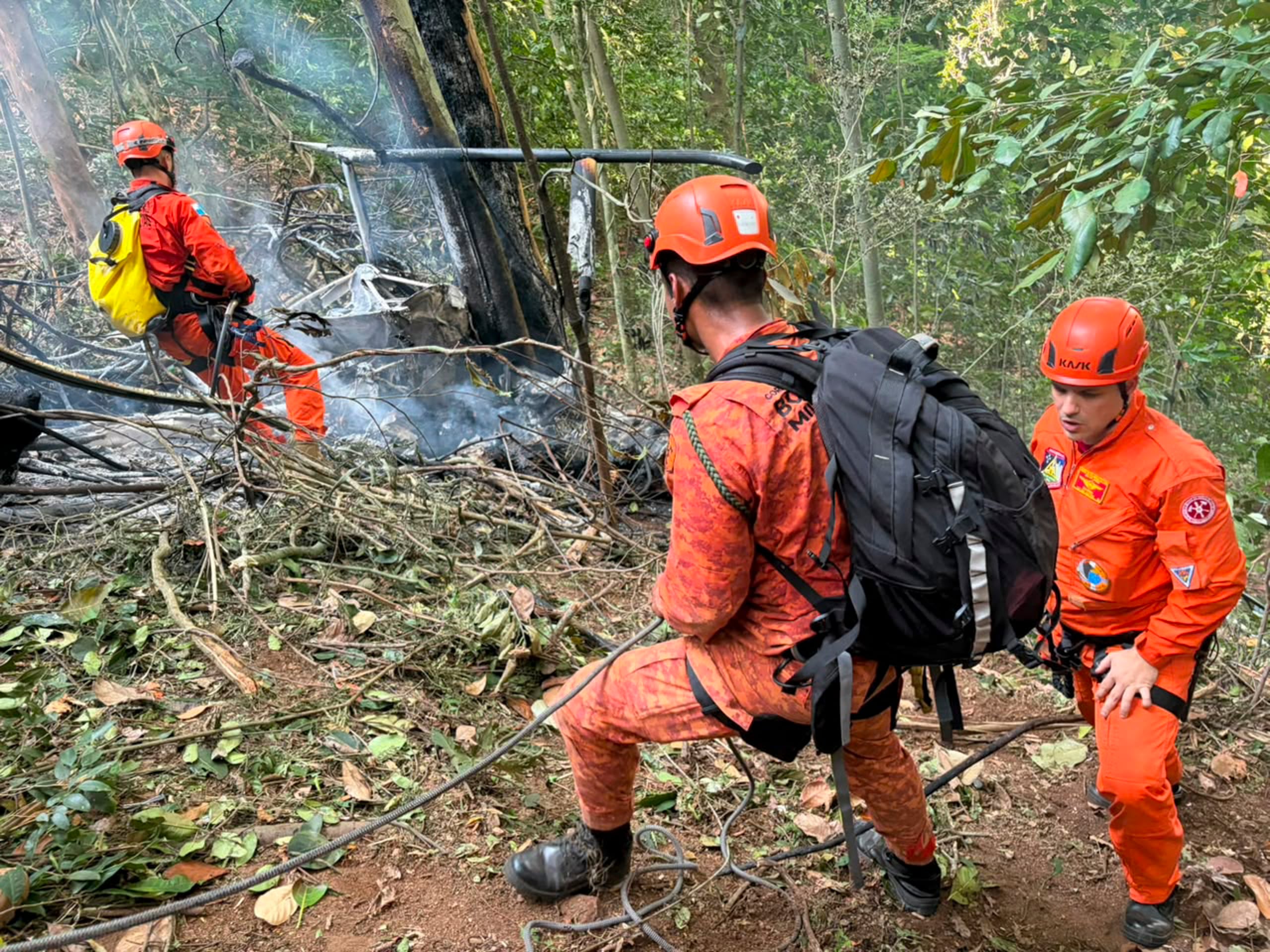 Bomberos trabajan en el lugar donde ocurrió el accidente de un helicóptero este sábado, en el Bosque de Tijuca, en Río de Janeiro (Brasil). (EFE/ Cuerpo de Bomberos de Río de Janeiro)