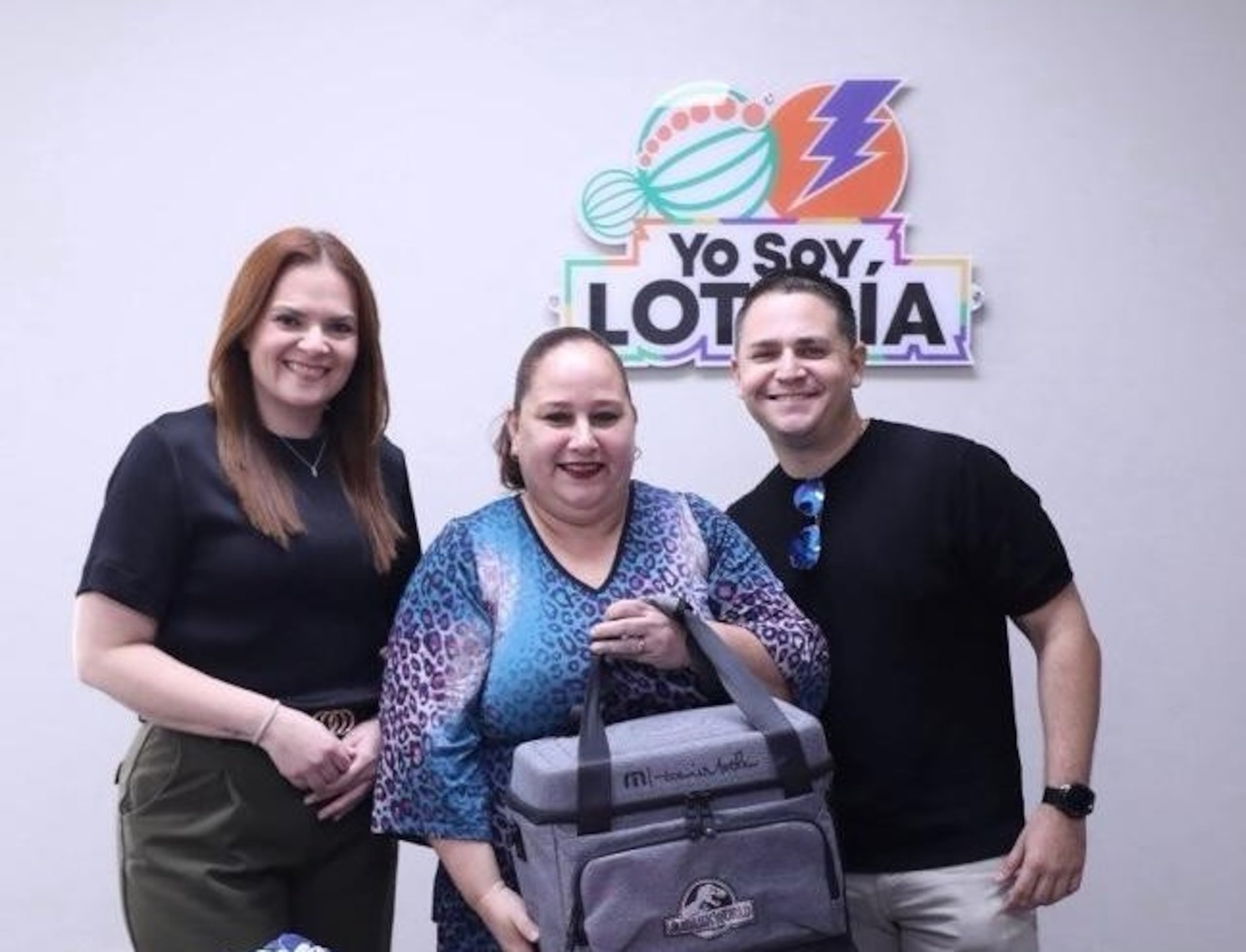 Janice Padilla, residente de Lajas, recibe el premio obtenido en el juego electrónico.