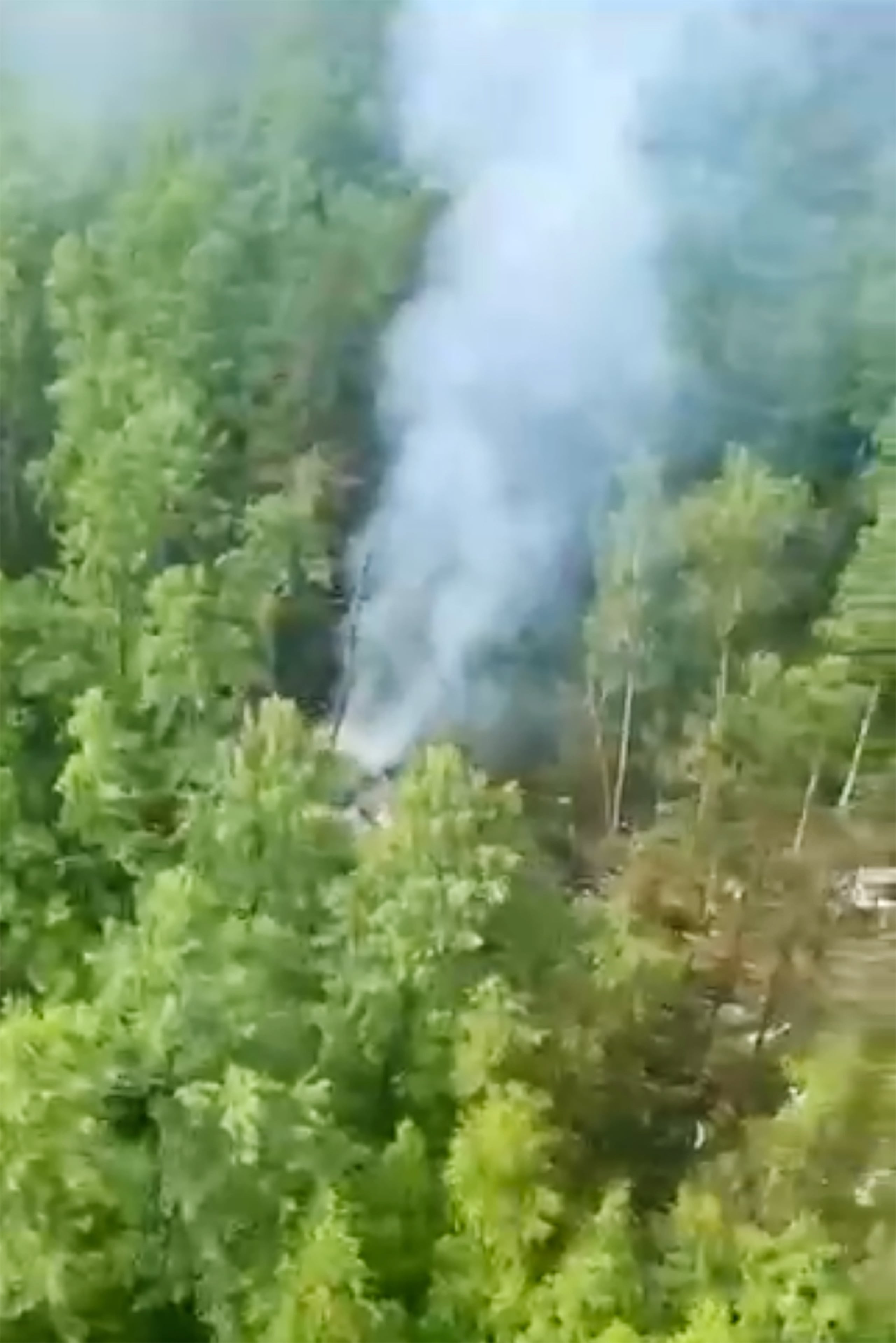 El Ministerio de Emergencias de Rusia reportó que se encontró el “fuselaje en llamas” del aparato, pero no ofreció más detalles.