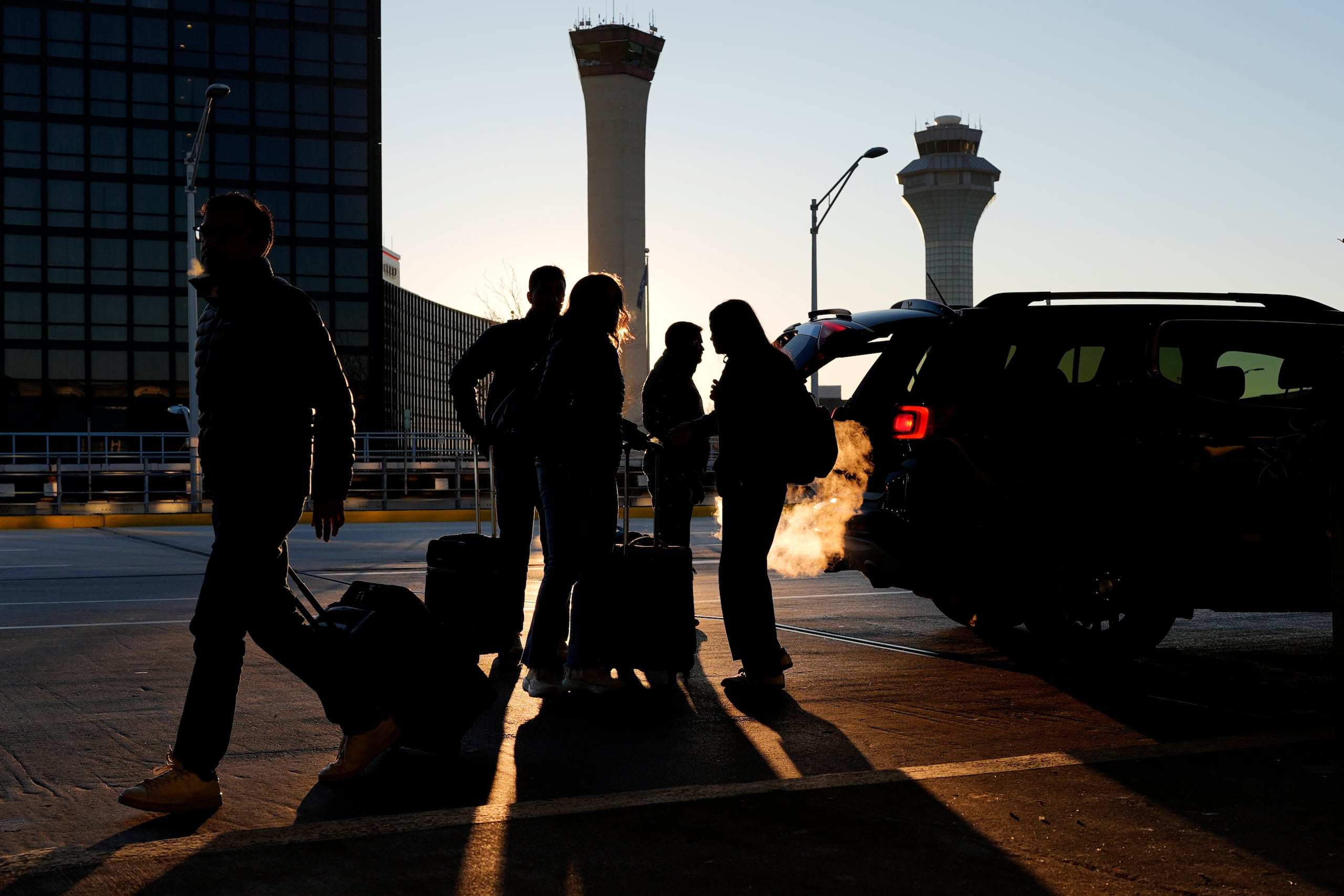 El cierre del gobierno ya está teniendo efectos tangibles: los aeropuertos internacionales de Nashville y O’Hare, en Chicago han informado de que la escasez de controladores aéreos está generando retrasos y se prevé que cierren algunas torres de control.