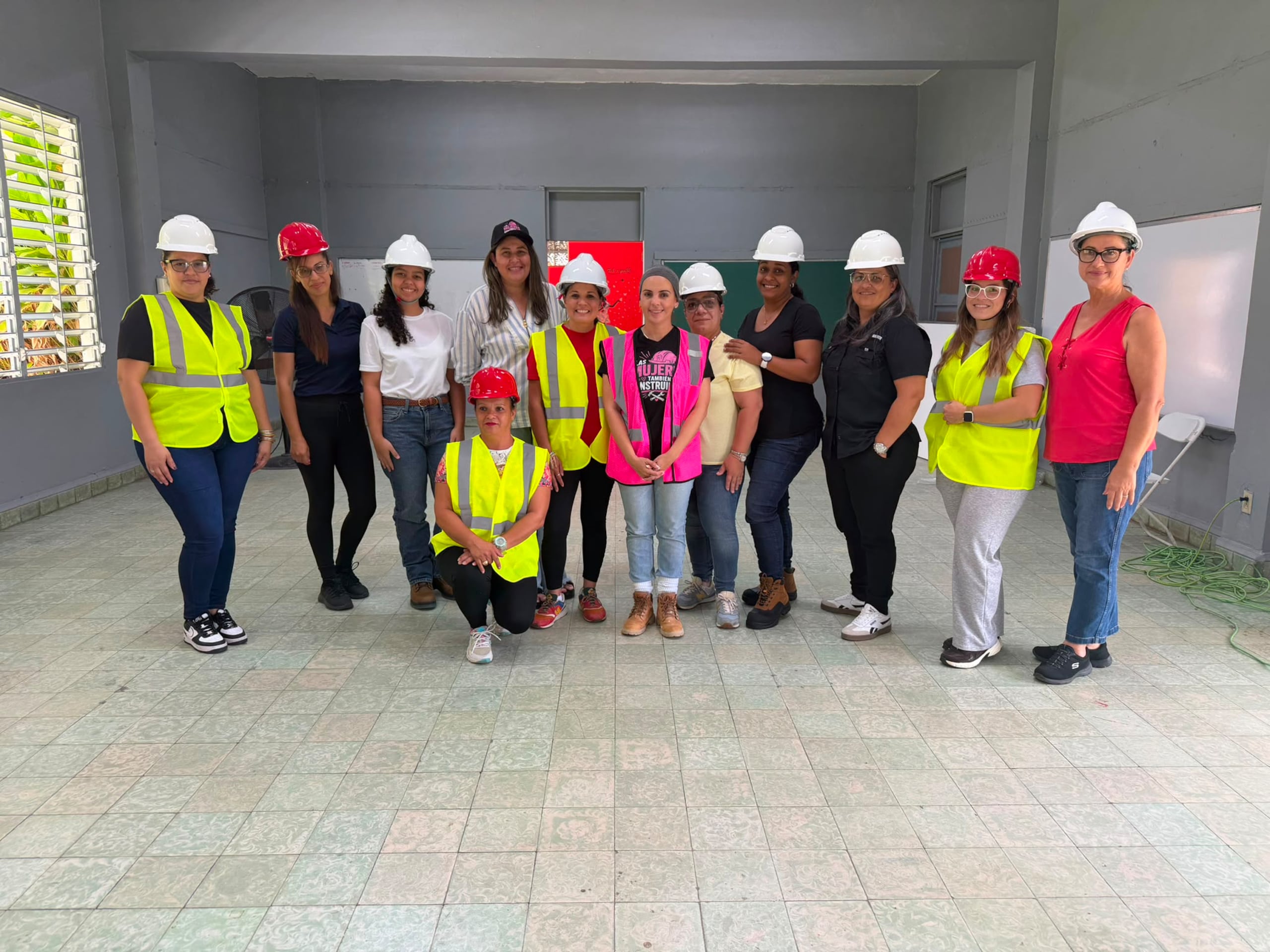 Más de un centenar de mujeres ya se han graduado de los talleres.