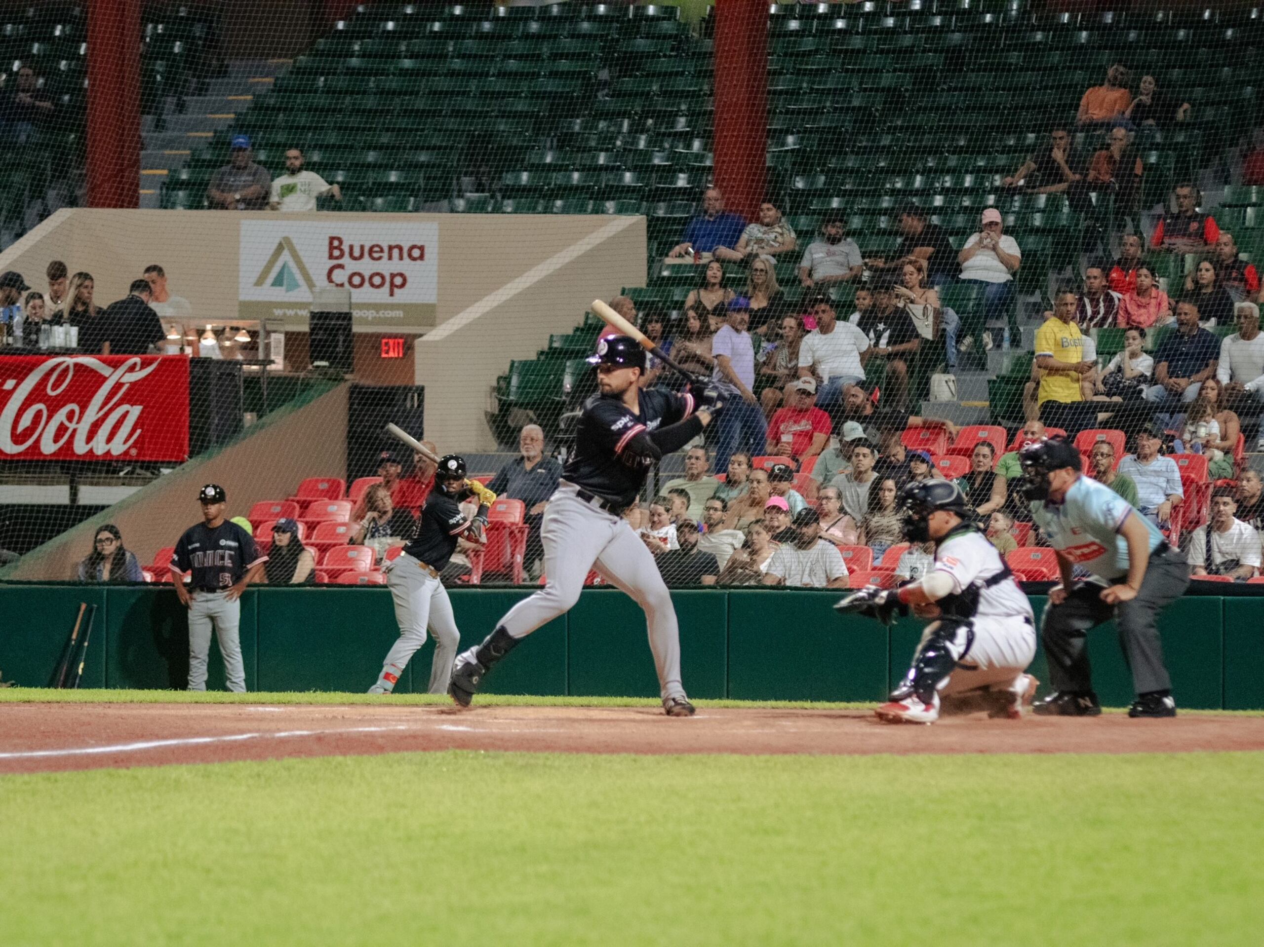 J.C. Escarra conectó un inatrapable al jardín central para darle la ventaja a los Leones, 2-1.