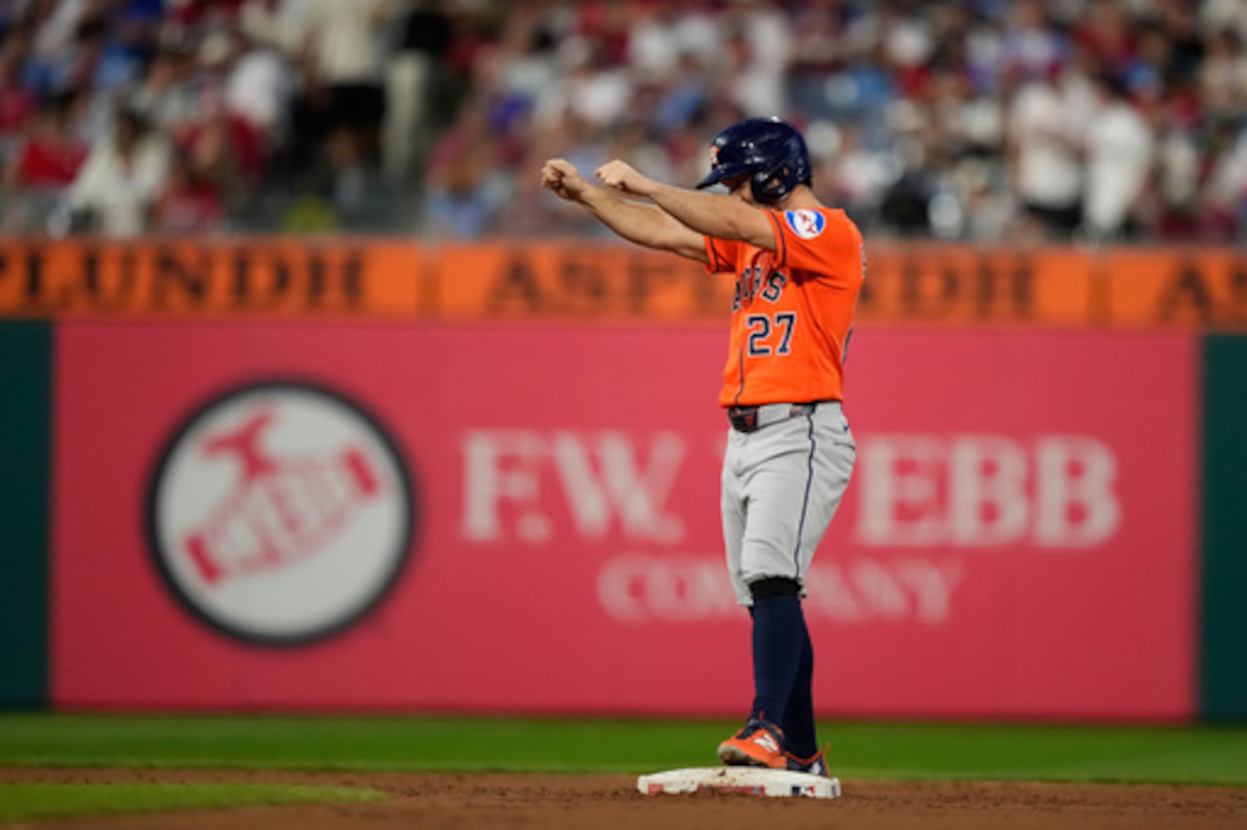 El venezolano José Altuve, de los Astros de Houston, celebra tras batear un doble ante los Filis de Filadelfia, con lo que alcanza los 2.500 hits en su carrera, el miércoles 9 de septiembre de 2026 (Foto AP/Matt Slocum)