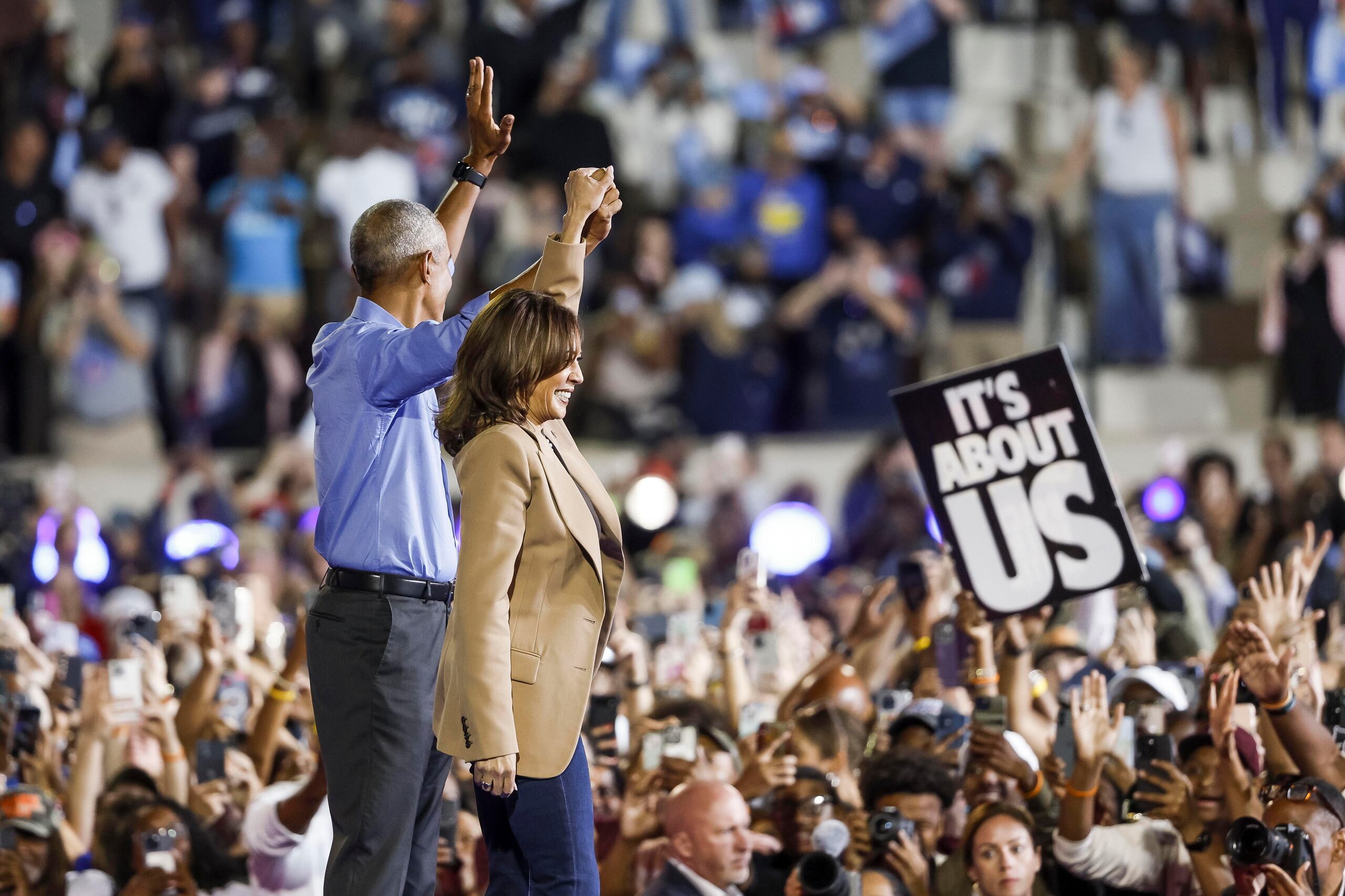 Obama volvió a salir tras el cierre de Harris para caminar de la mano con la vicepresidenta sobre la tarima y dejarse retratar por votantes.