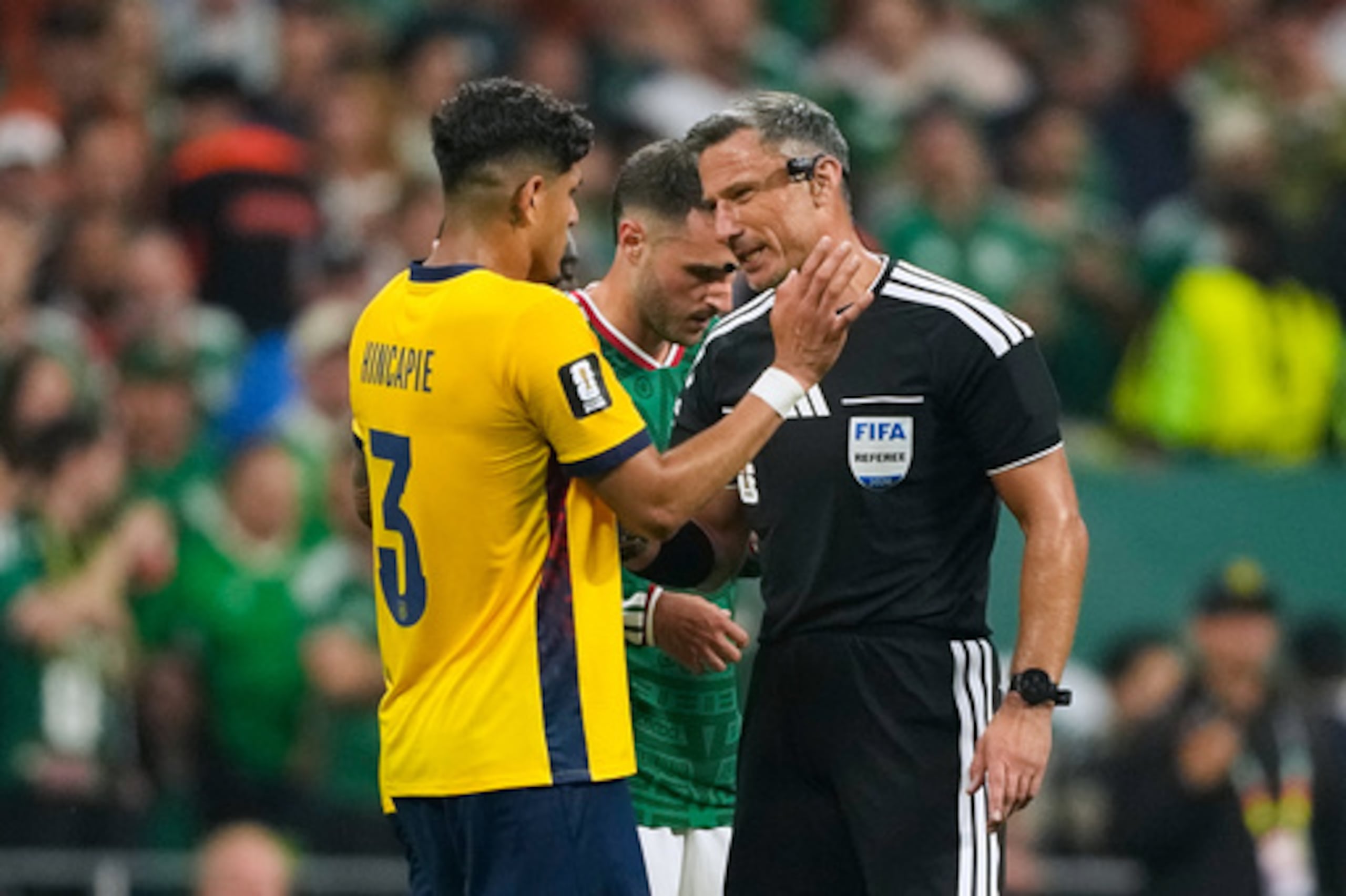 El árbitro esloveno Slavko Vincic habla con el ecuatoriano Pietro Hincapié antes de expulsarlo en el partido de dieciseisavos de final del Mundial contra México, el martes 30 de junio de 2026. (Foto AP/Natacha Pisarenko)