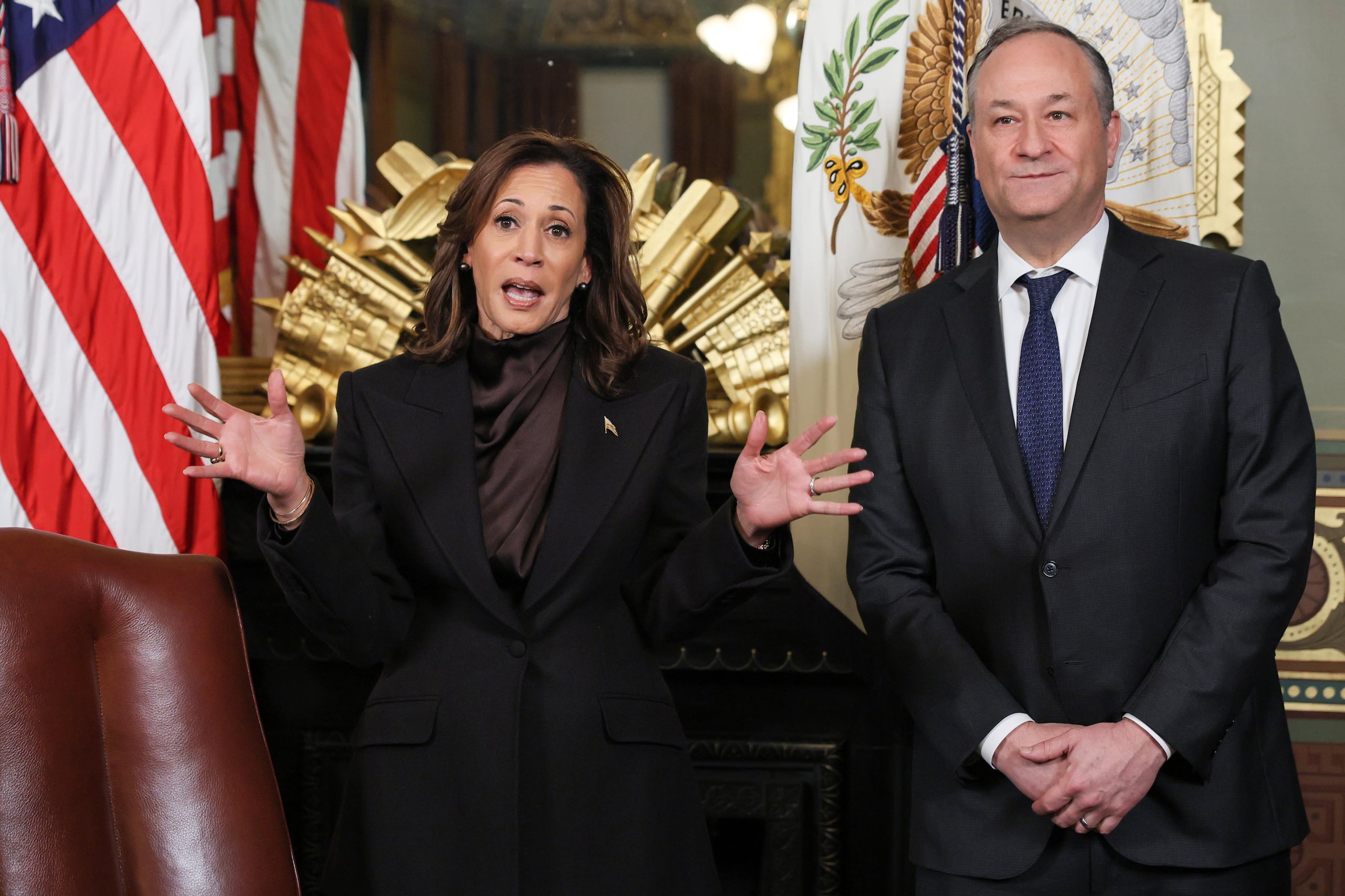 La exvicepresidenta de EE.UU. Kamala Harris y su esposo Doug Emhoff.