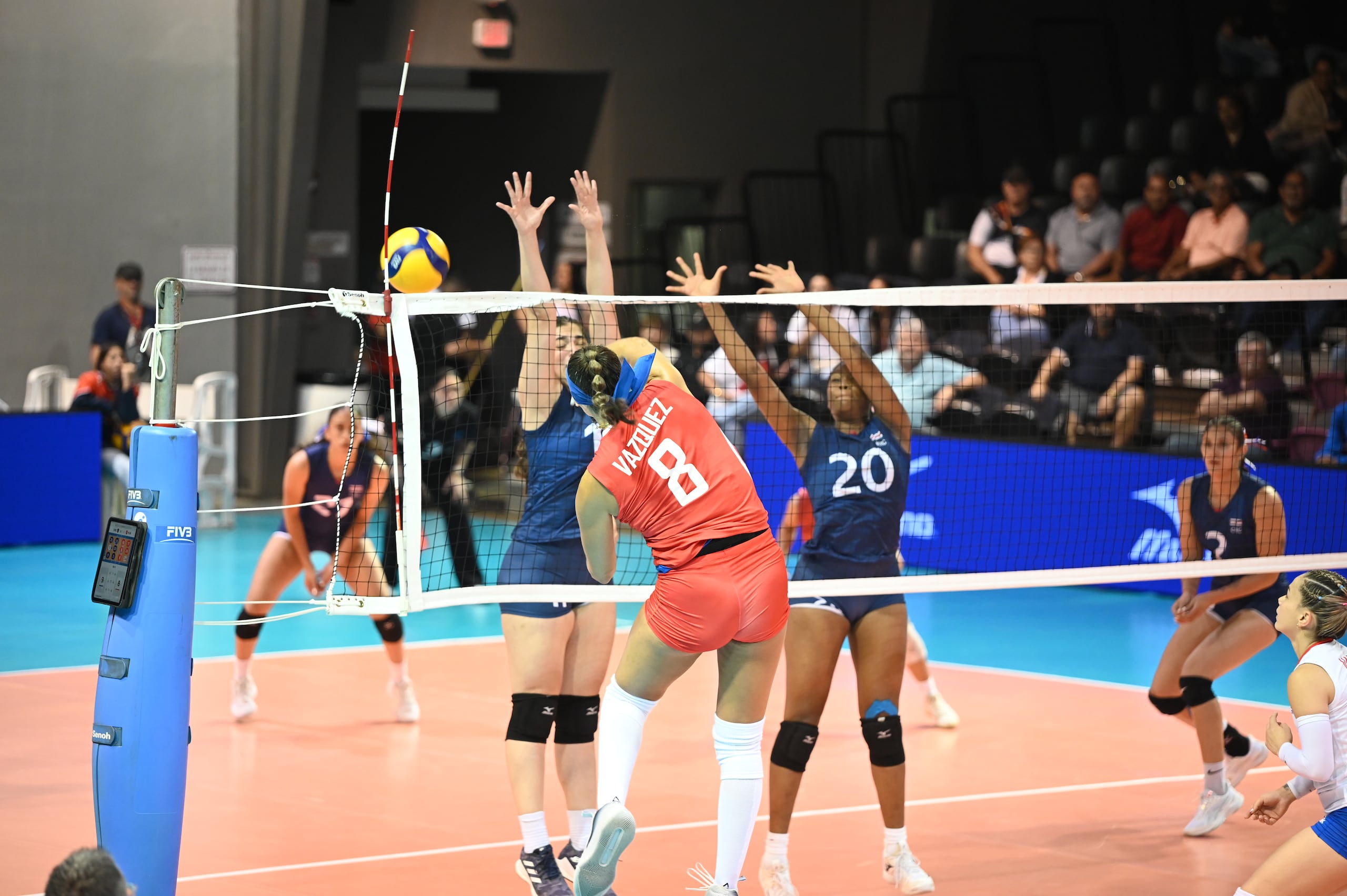 Valeria Vázquez ataca por la posición cuatro. (Flickr / Norceca)