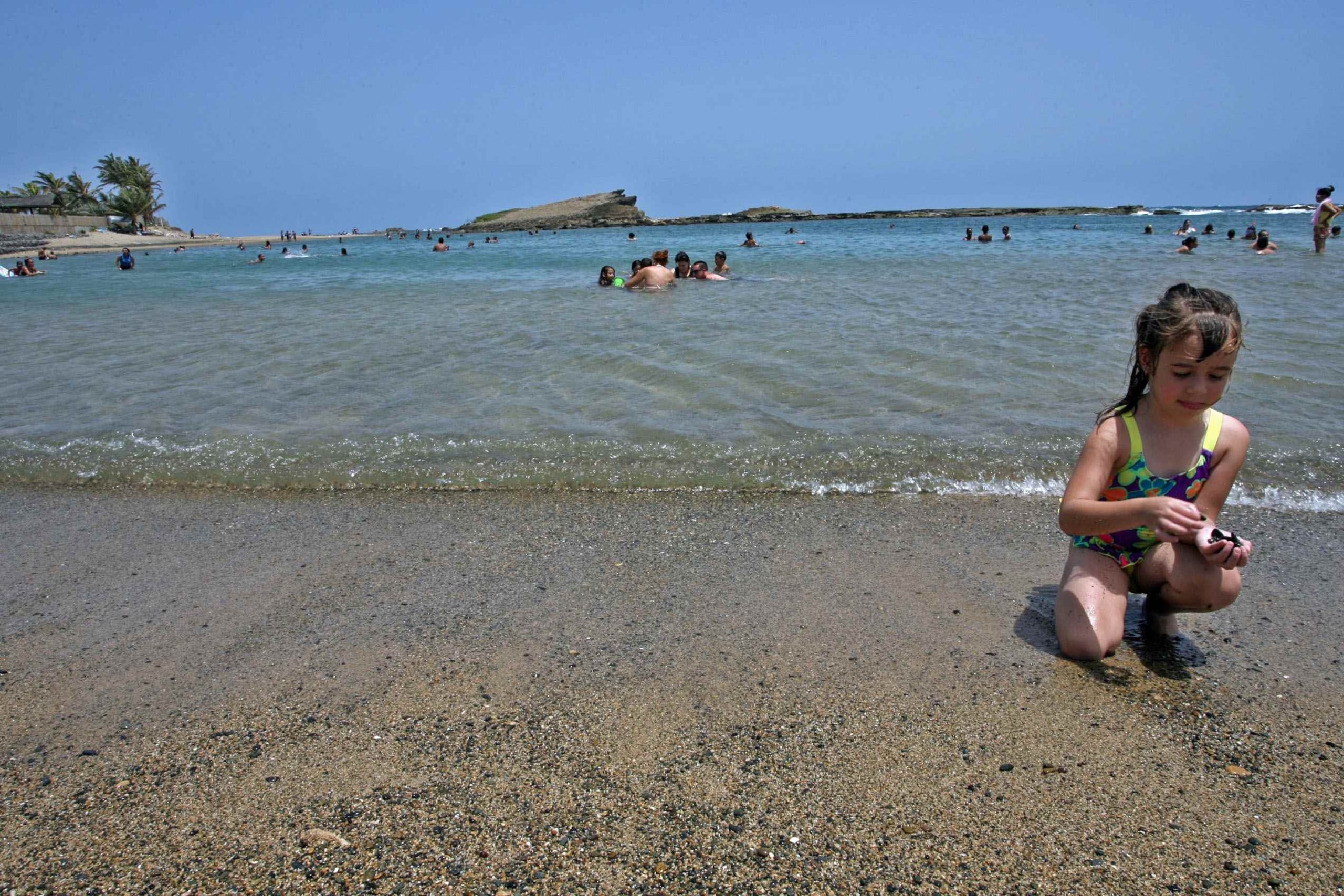 Una niña recoge piedras a la orilla de la Playa Sardinero, en Hatillo. (Archivo GFR Media)
