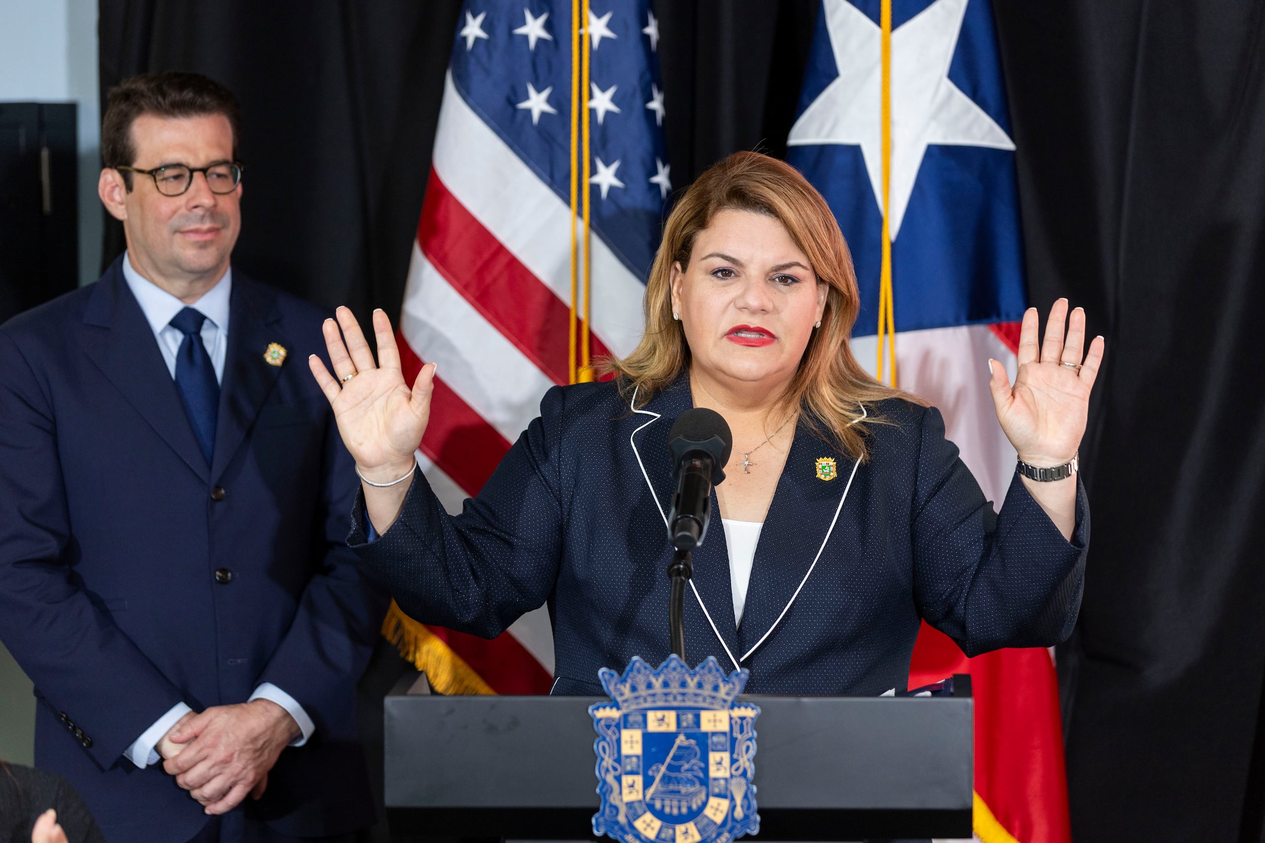 La gobernadora Jenniffer González y el saliente secretario de la Gobernación, Francisco Domenech.
