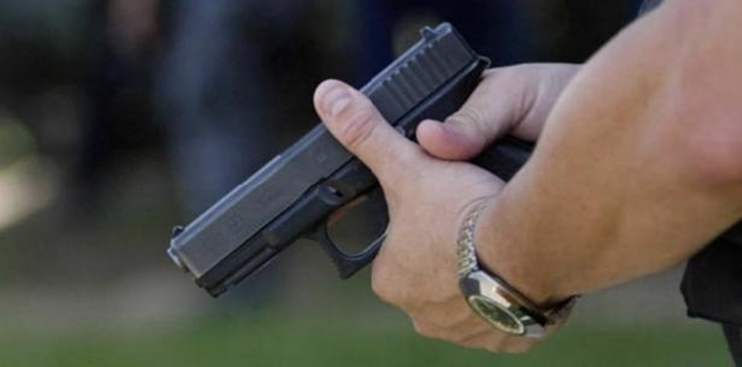 El guardia de seguridad supuestamente sacó su arma de reglamento y abrió fuego ante la presencia de la esposa de la víctima. (Archivo)