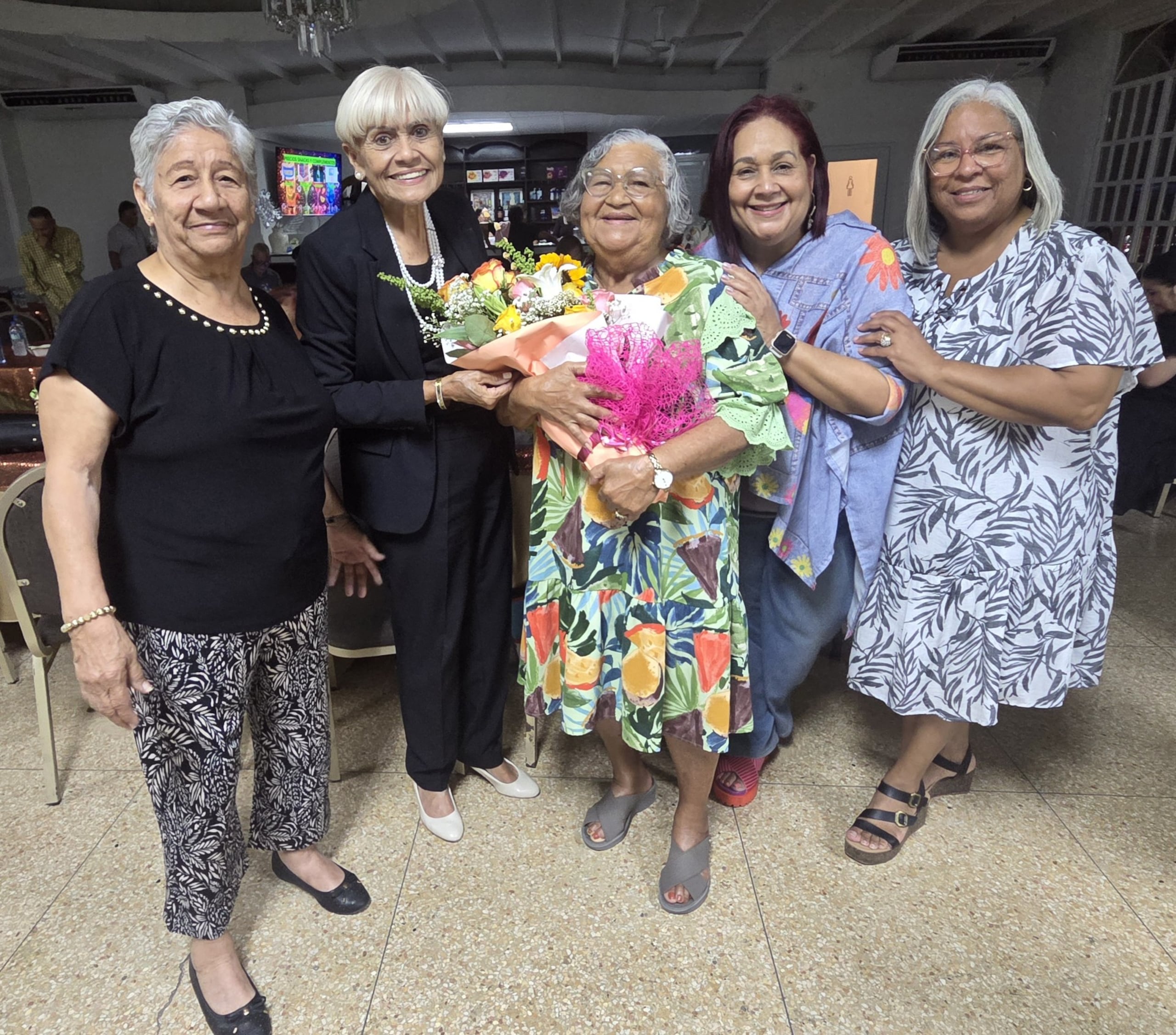 Desde la izquierda, Aidita Pillot, la Dra. Ruthy Reyes, Priscila Ortiz, madre homenajeada, seguida de su hija Dora López y Milagros Bonilla.