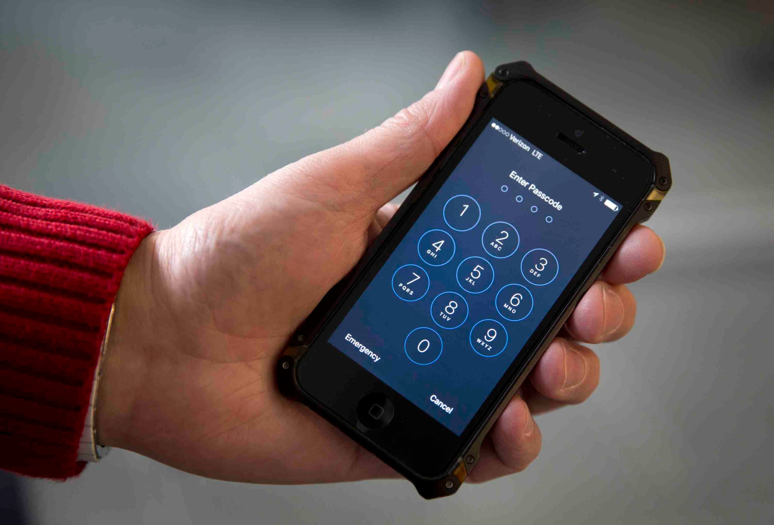 En marzo, el gobierno puso fin a otra sonada batalla judicial con Apple relacionada al autor de un tiroteo en California. (AP)