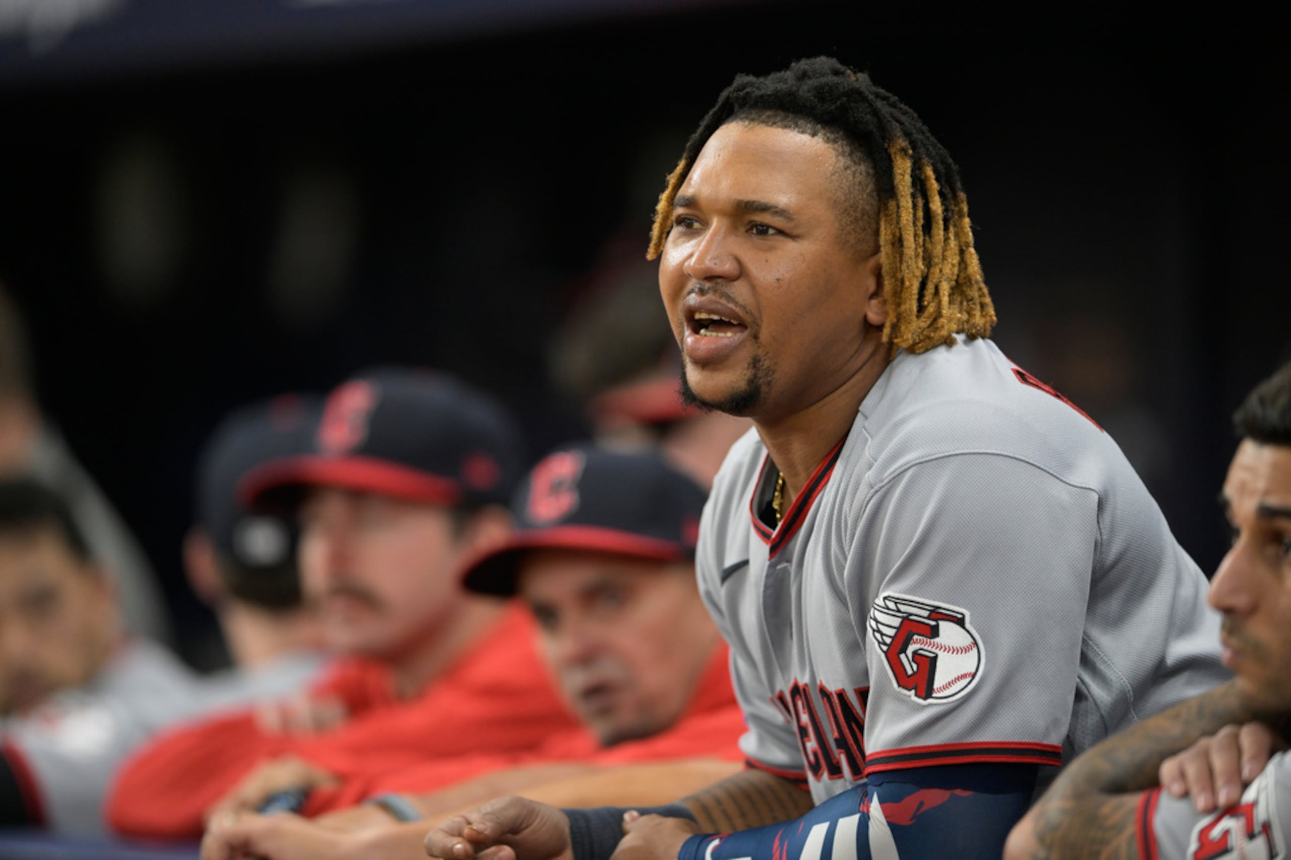 José Ramírez observa la segunda entrada del juego 2 de la Serie de Campeonato ante los Rays de Tampa Bay el martes.