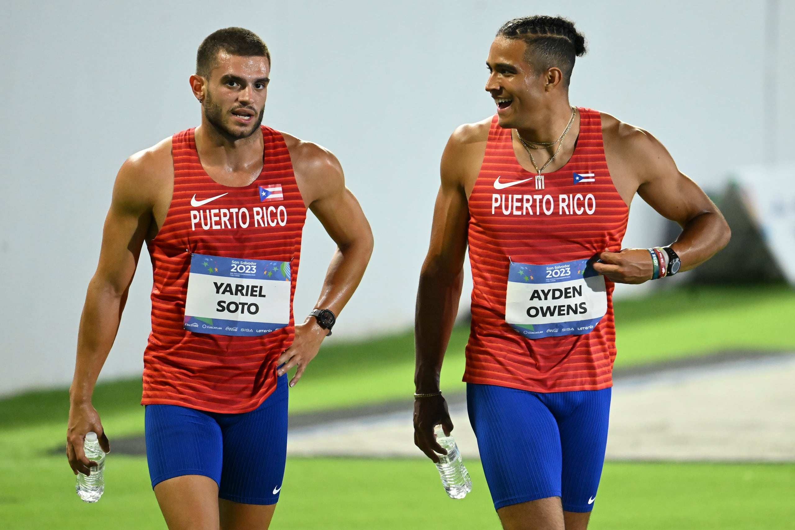 Los decalistas boricuas Yariel Soto y Ayden Owens comparten al cierre de una de las pruebas. Faltando tres eventos en el décalo, Soto marcha en quinta posición y Owens lidera las puntuaciones.