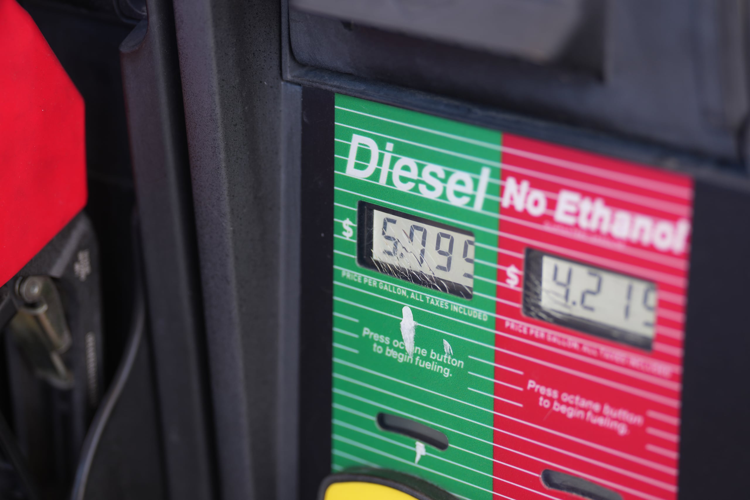 La nueva medida llega en un momento de presión contra Donald Trump por el incremento del precio de los combustibles en medio de la guerra con Irán y una considerable baja en su popularidad a semanas de las elecciones legislativas del país norteamericano.