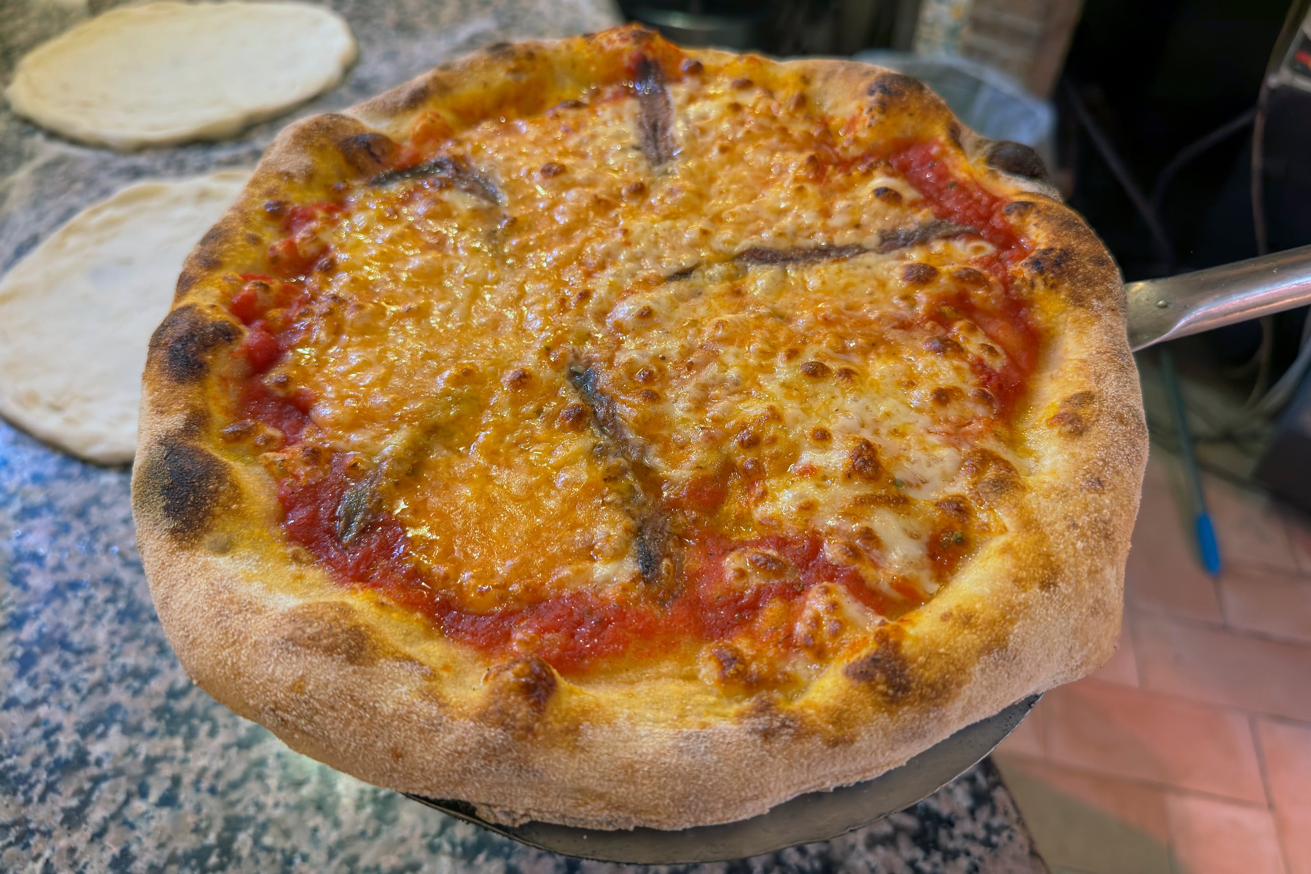 Vista de una tradicional pizza italiana este miércoles en Roma. La cocina italiana, un legado emocional global, es Patrimonio Inmaterial de la UnescoEl Comité del Patrimonio Inmaterial de la Unesco inscribió este miércoles la cocina italiana en su Lista Representativa, destacando que esta práctica se ha consolidado como "un modelo de identidad sociocultural" y un legado emocional que trasciende las fronteras del país europeo. (EFE/ Daniel Cáceres)