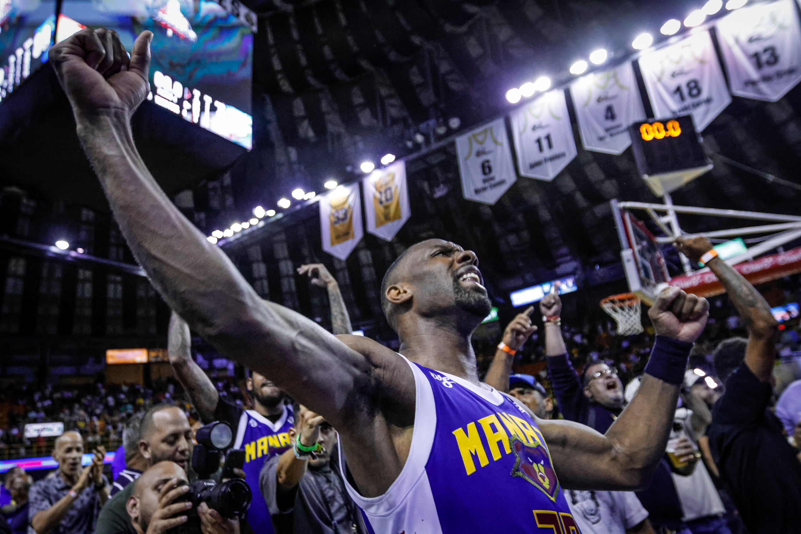 Norris Cole celebra en el tabloncillo el pase a la semifinal por parte de los Osos de Manatí.