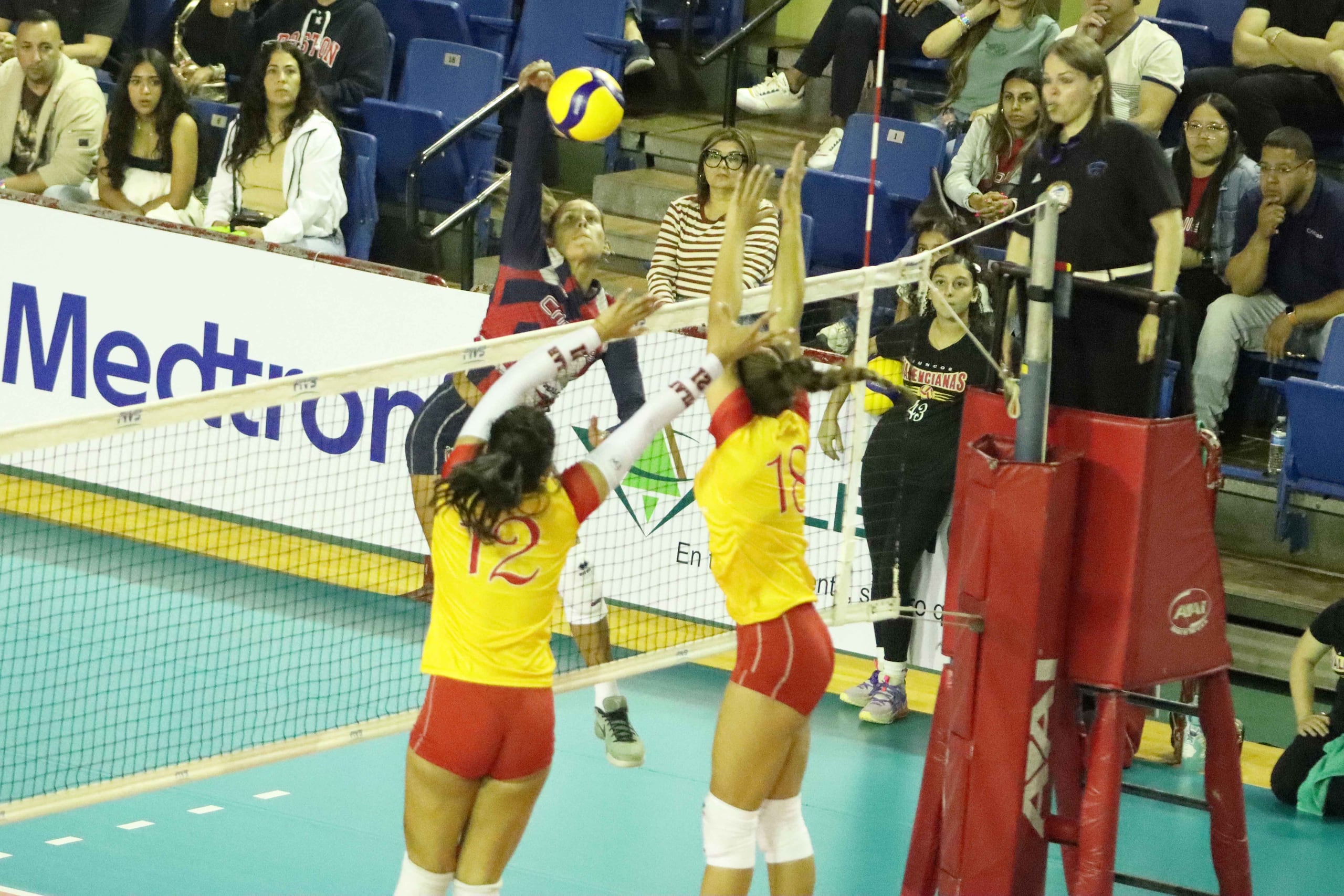 Stephanie Enright aparece aquí realizando un ataque ante las Valencias de Juncos durante la temporada regular.