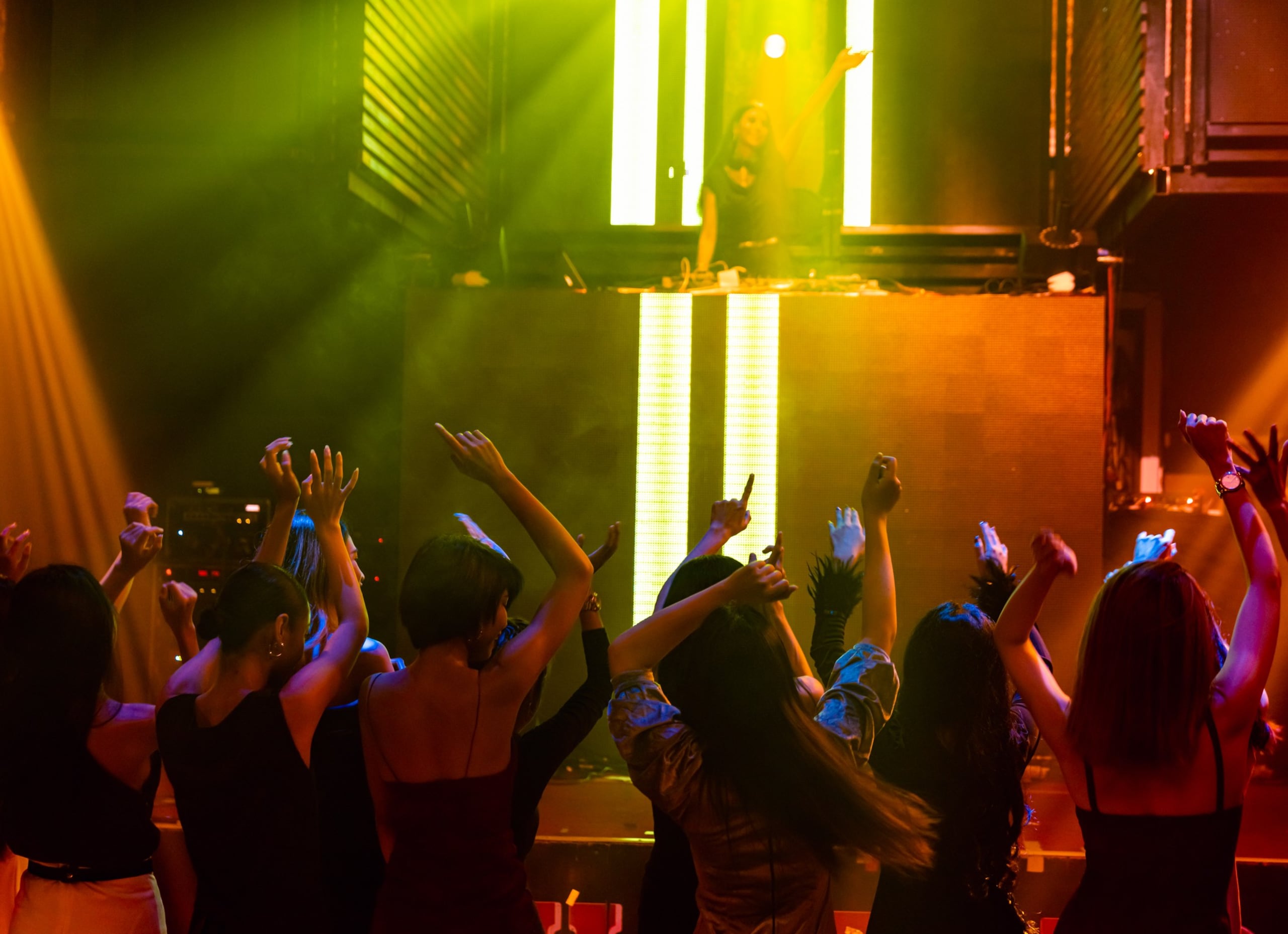 Lo más importante a considerar es que debes sentirte cómoda en el traje que elijas, pues esa será una noche para bailar.