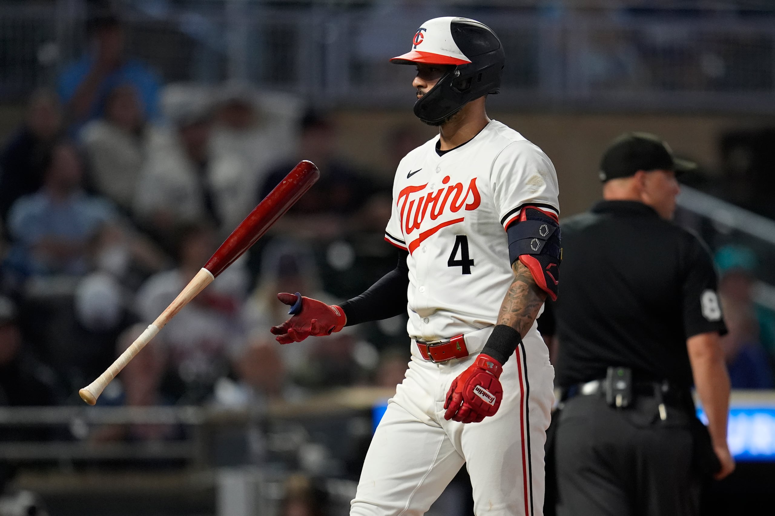 Carlos Correa, de los Twins de Minnesota, se dirige al dugout después de ser ponchado en el juego contra los Marlins de Miami.