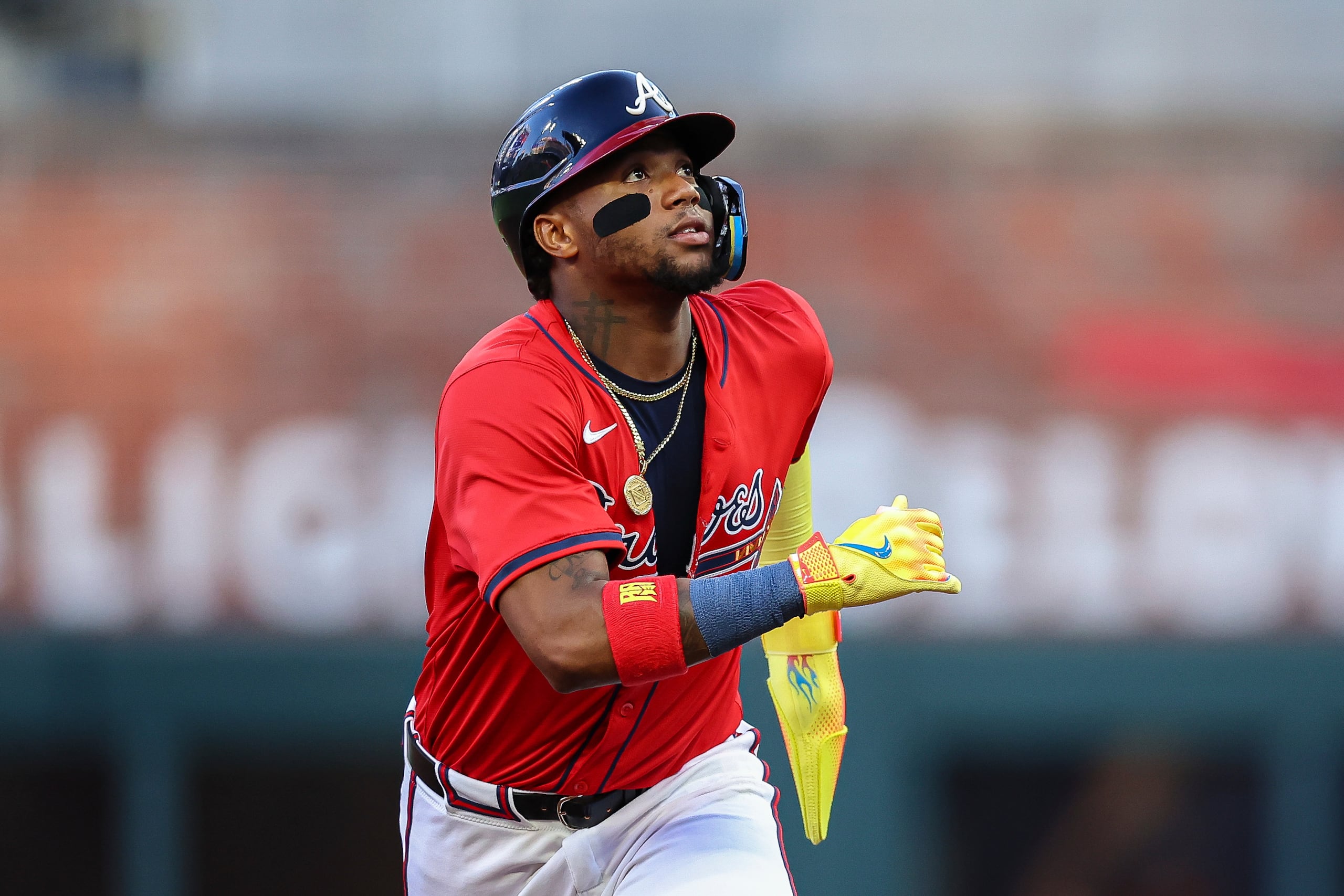Ronald Acuña Jr. en su regreso al terreno con los Braves de Atlanta.