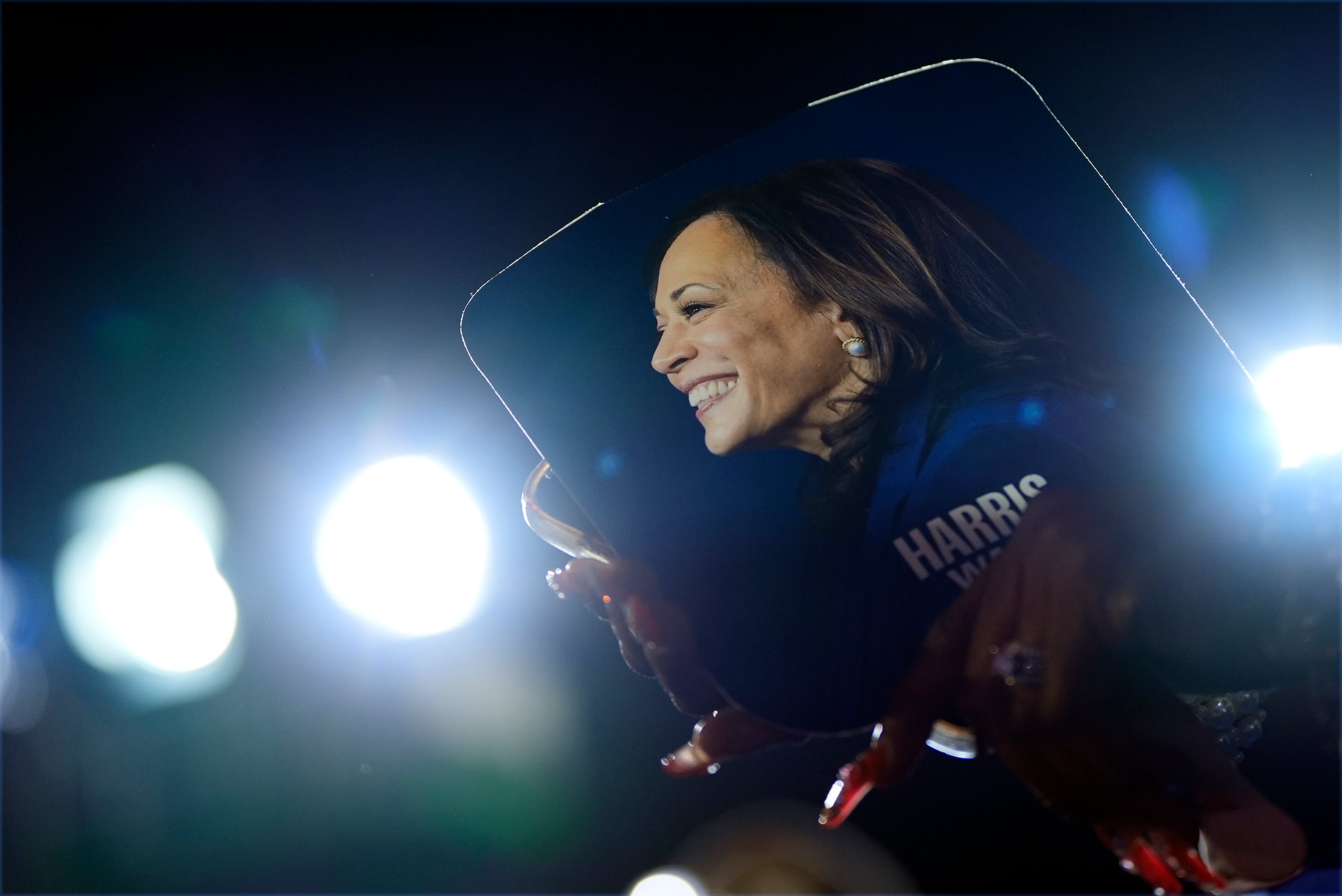 Partidarios de la candidata presidencial demócrata, la vicepresidenta Kamala Harris, en un mitin de campaña en el estadio James R. Hallford.