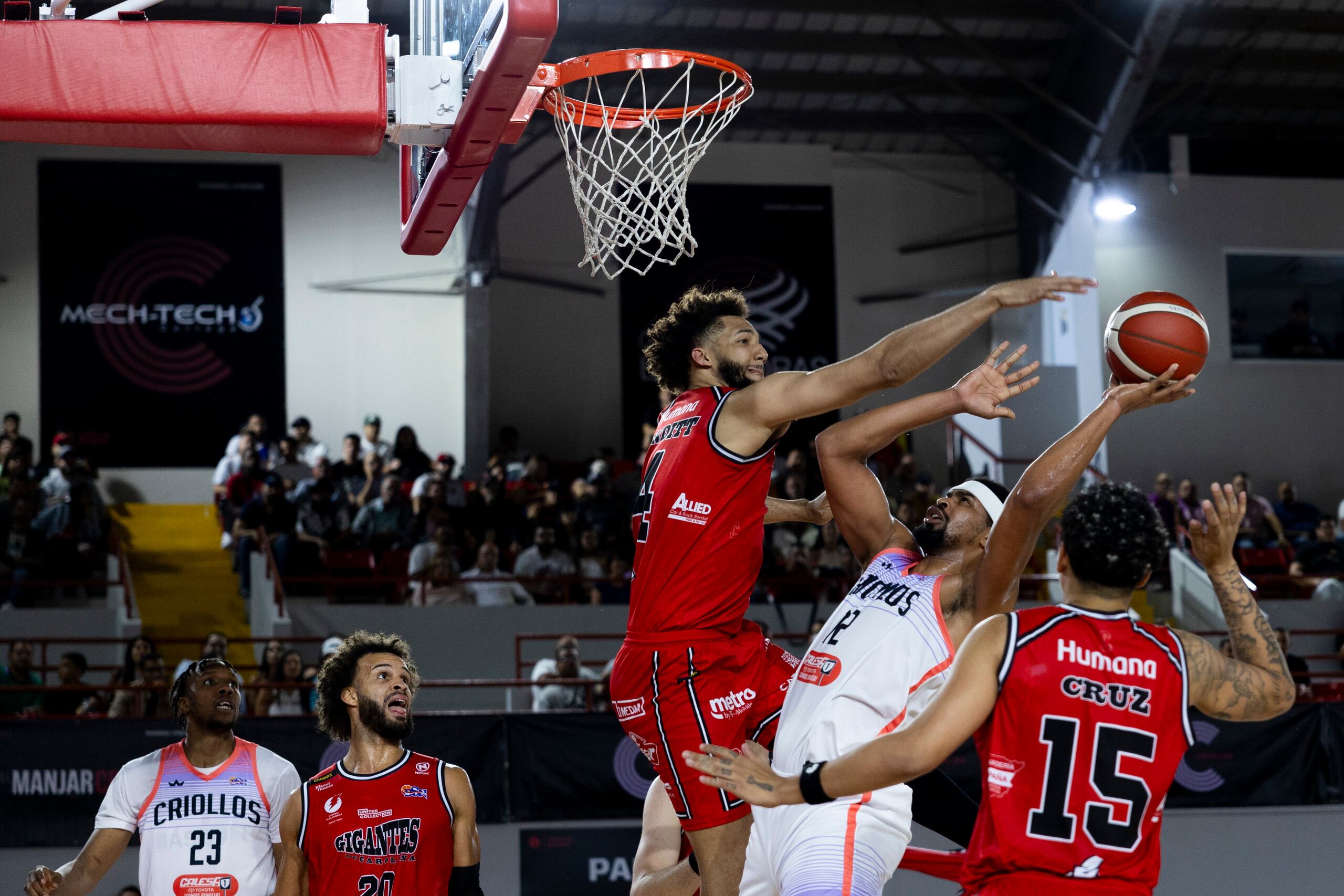 George Conditt IV intenta bloquear un tiro durante el juego del miércoles contra los Criollos de Caguas.