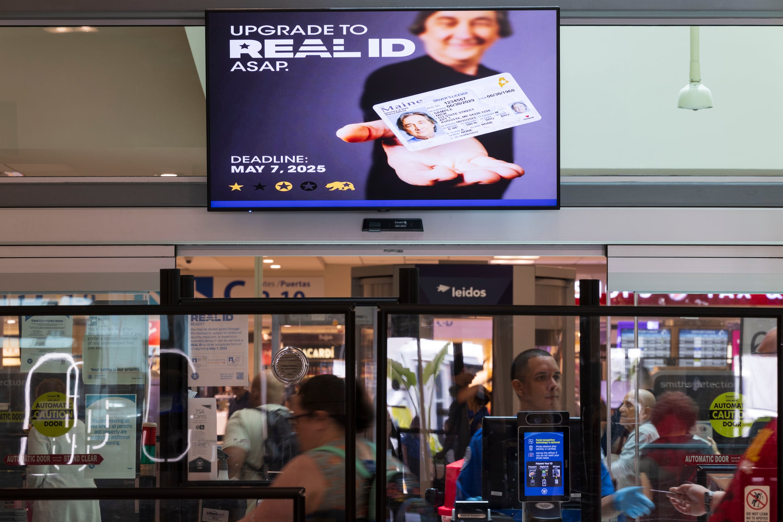 En mayo pasado entró en vigor la Ley Real ID, que fue aprobada en 2005 para reforzar la seguridad de los aeropuertos tras los ataques terroristas de septiembre de 2001, pero cuya aplicación se había pospuesto en varias ocasiones.