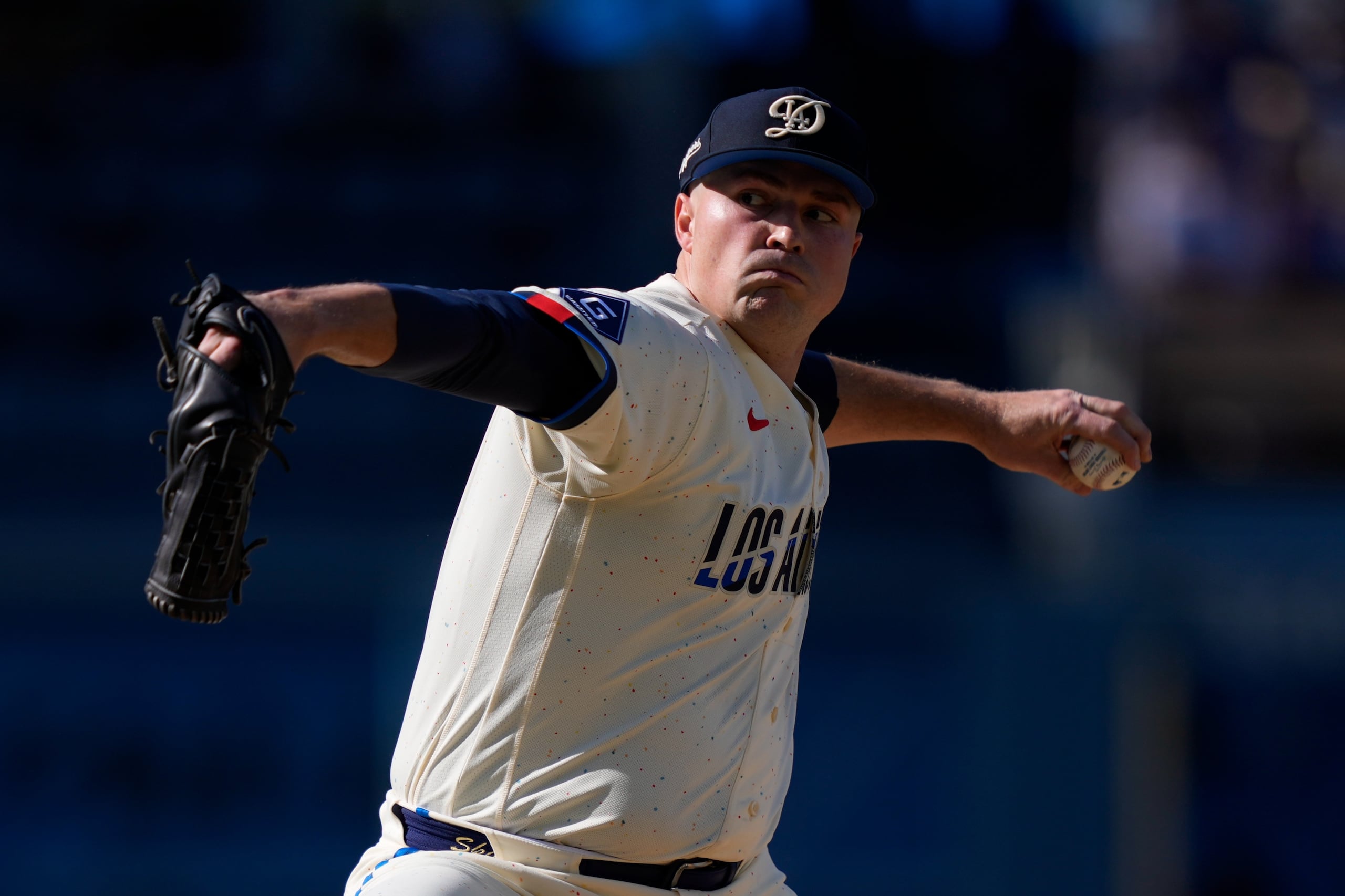 Tarik Skubal, abridor de los Dodgers de Los Ángeles, lanza en el duelo ante los Pirates.