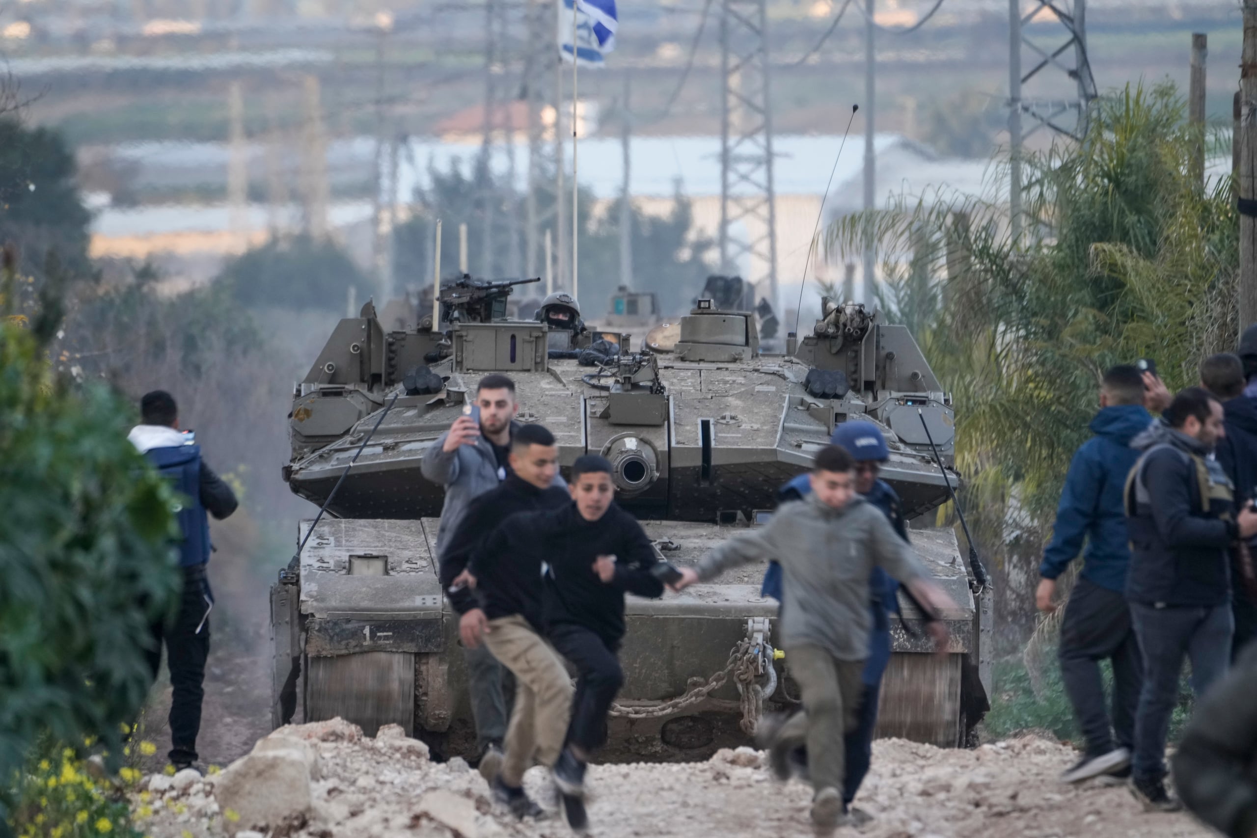 Tanques israelíes avanzan hacia el campamento de Yenín, en Cisjordania, el domingo 23 de febrero de 2025. (AP Foto/Majdi Mohammed)