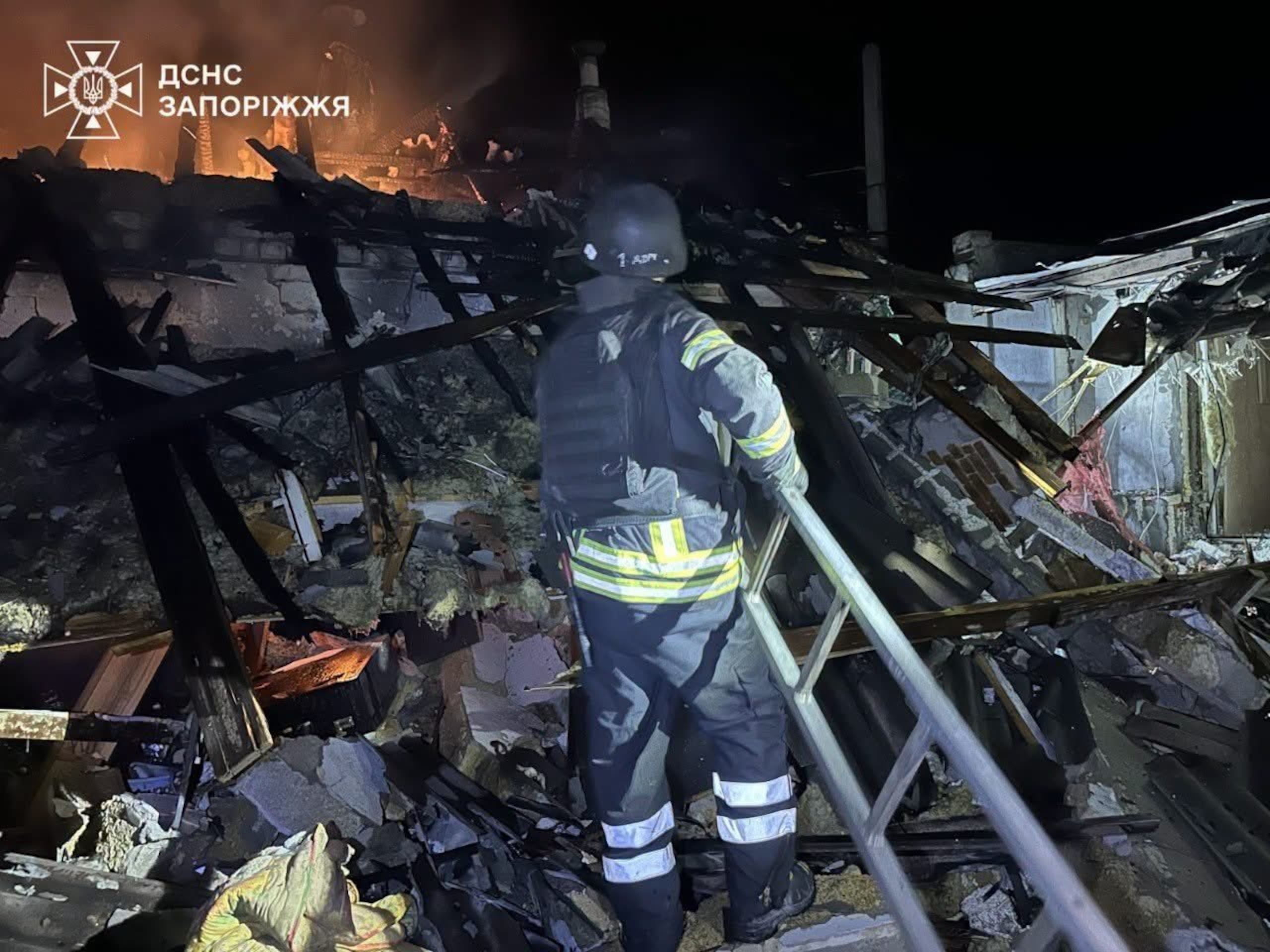 Imagen de uno de los ataques lanzados por Rusia a gran escala en las últimas horas dirigido contra la infraestructura civil en diferentes regiones ucranianas, como Zaporiyia y Poltava.