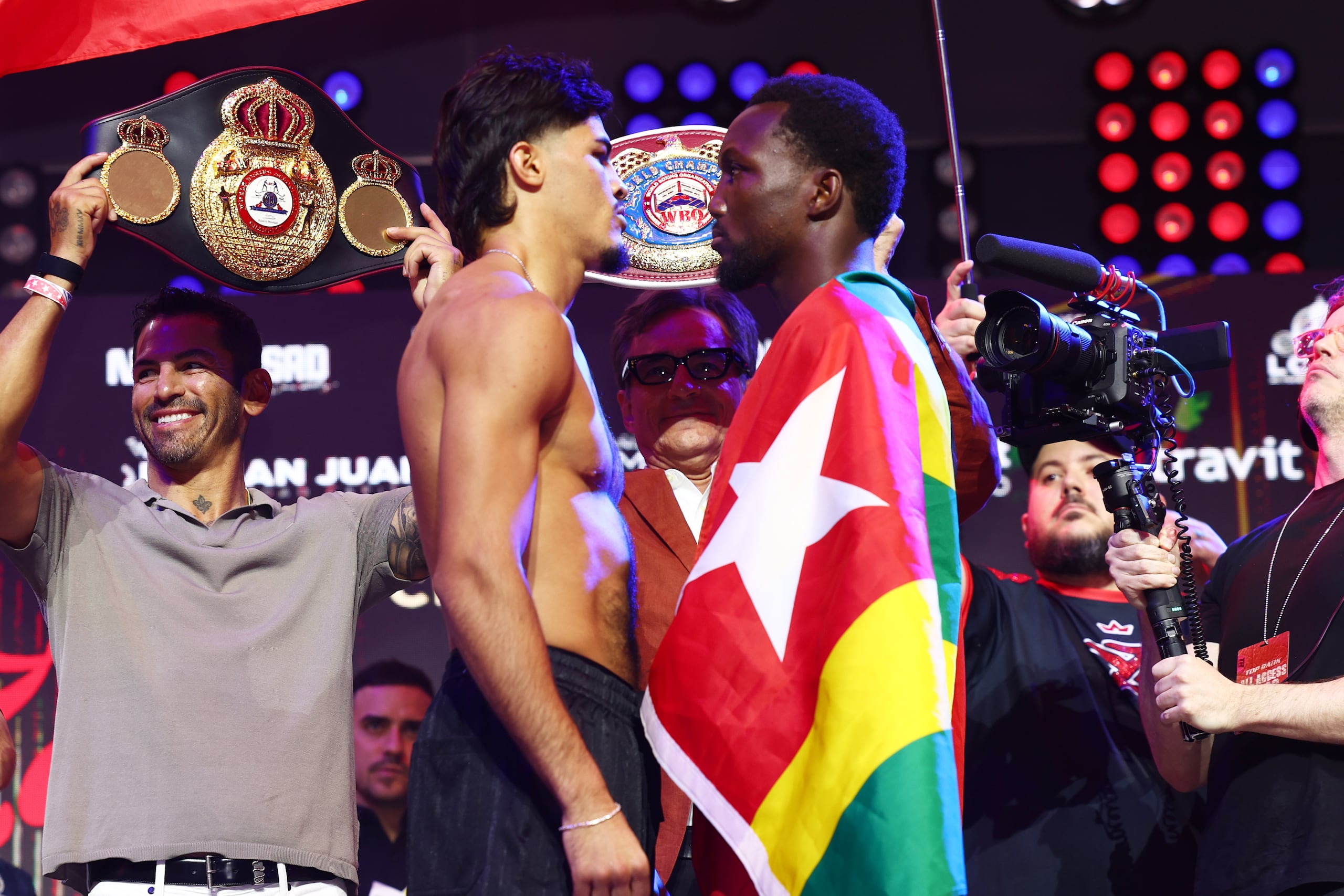 Xander Zayas y Abass Baraou en un intenso cara a cara luego del pesaje para su pelea titular de unificación el sábado en el "Choliseo".