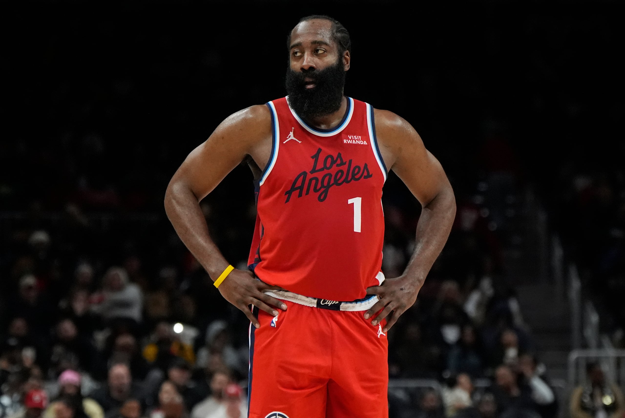 James Harden (1) de los Clippers.
