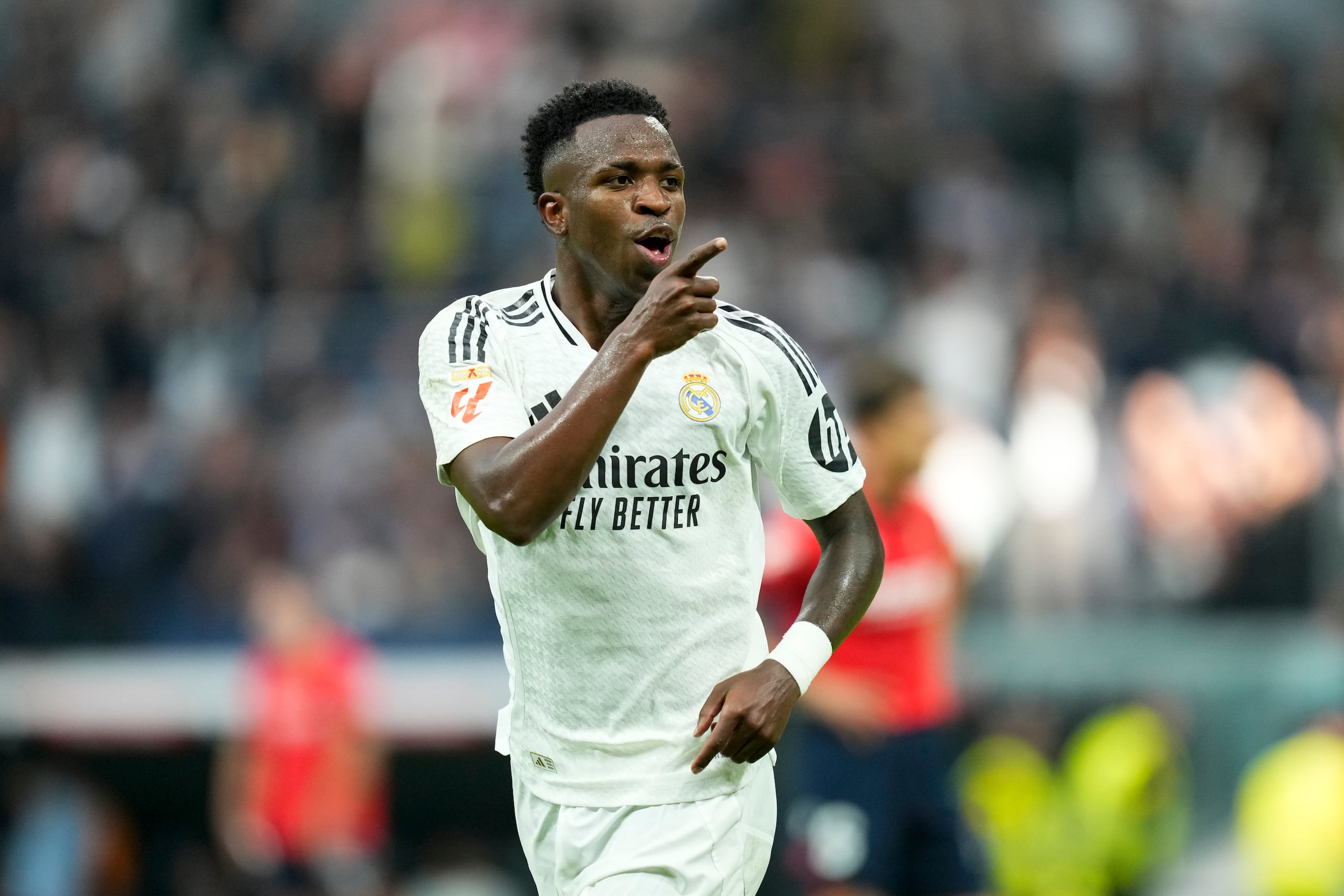 Vinicius Junior festeja después de marcar un gol contra el Osasuna.