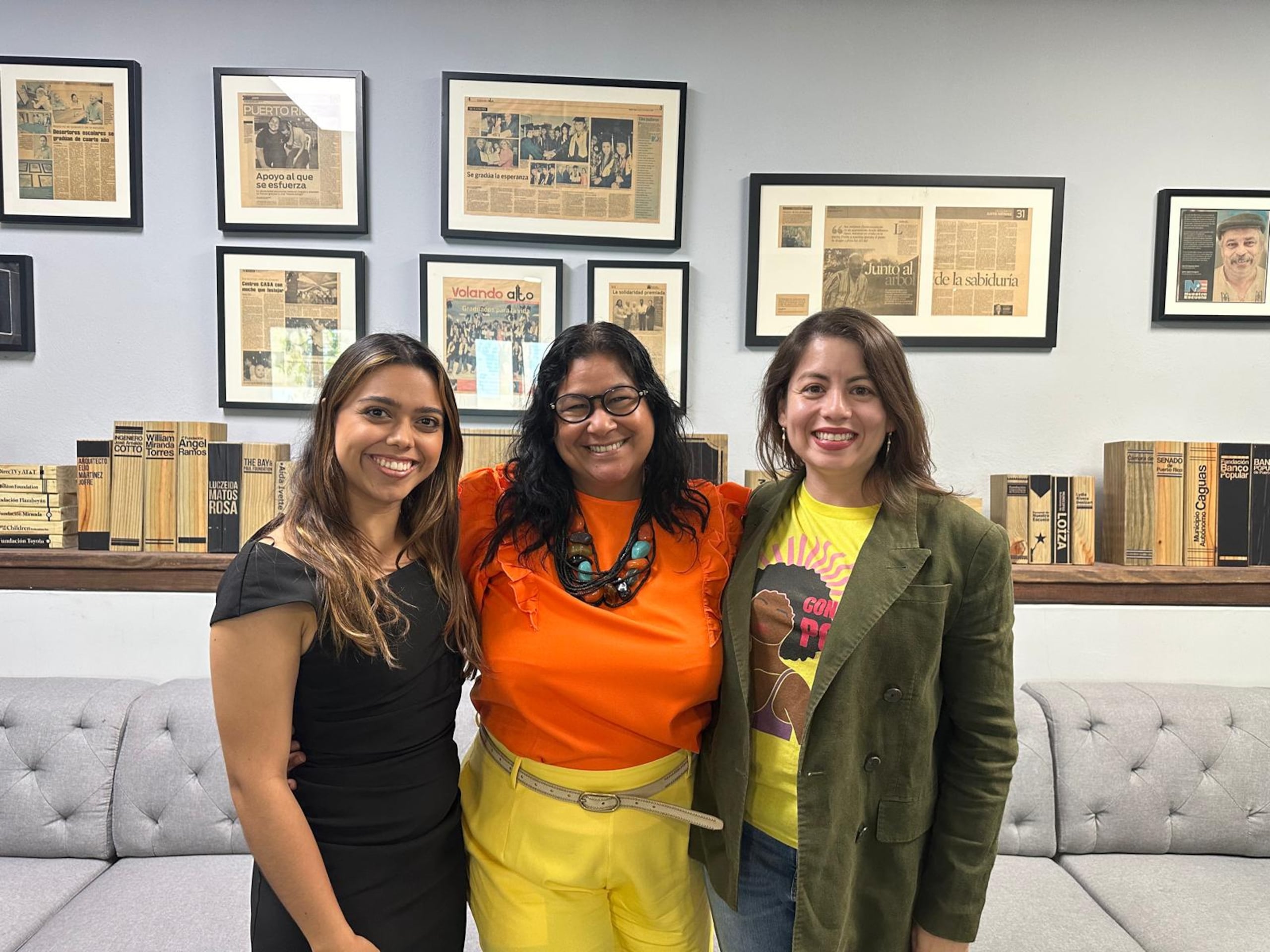 Lenna Marielys Ramírez Cintrón, Ana Yris Guzmán y Cristina Parés Alicea se unen en representación de la colaboración entre Nuestra Escuela, Casa Protegida Julia de Burgos y Proyecto Matria.
