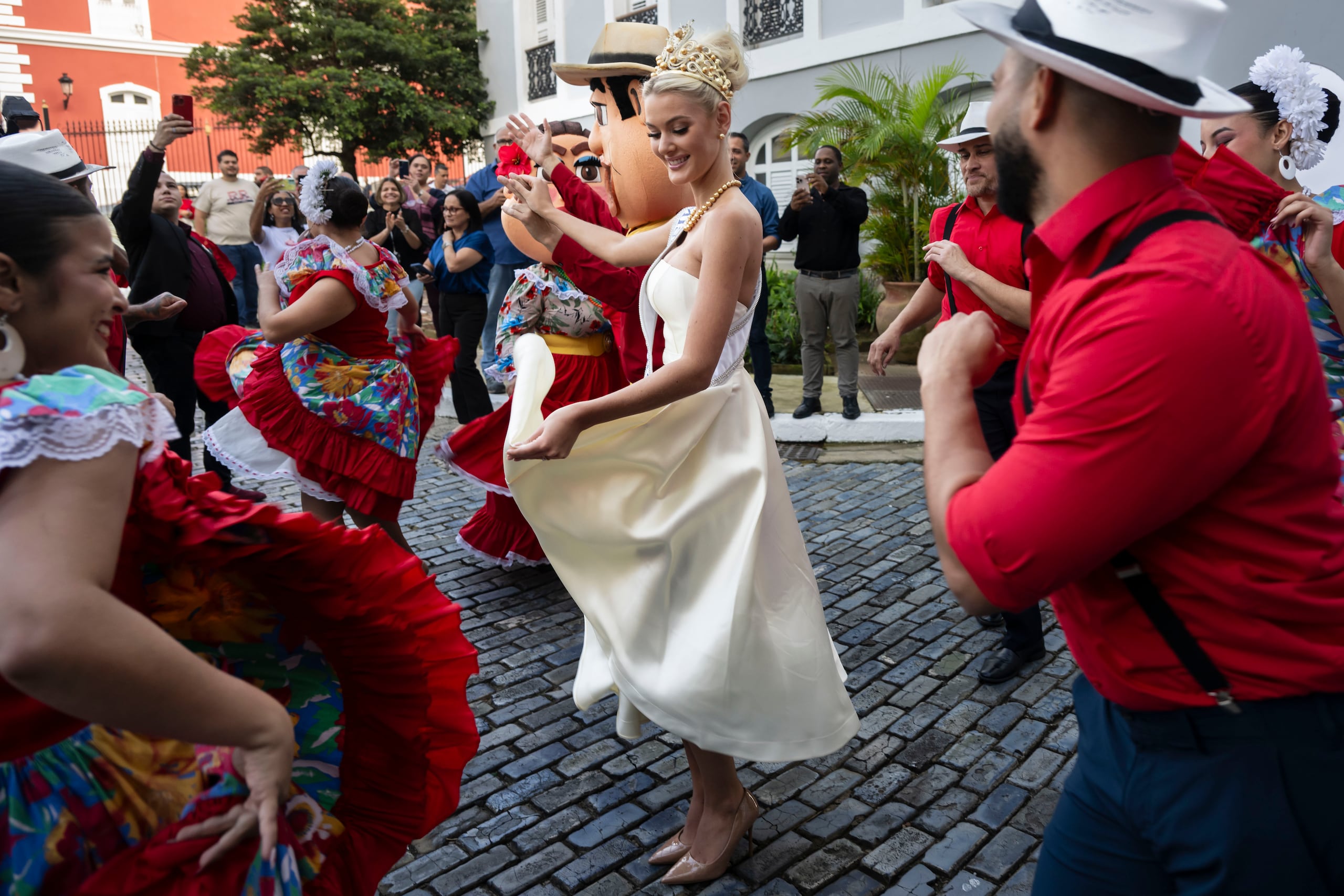 Aunque la chaperona le había dicho que no podía, Victoria se fue a la calle a bailar al ritmo de plena.