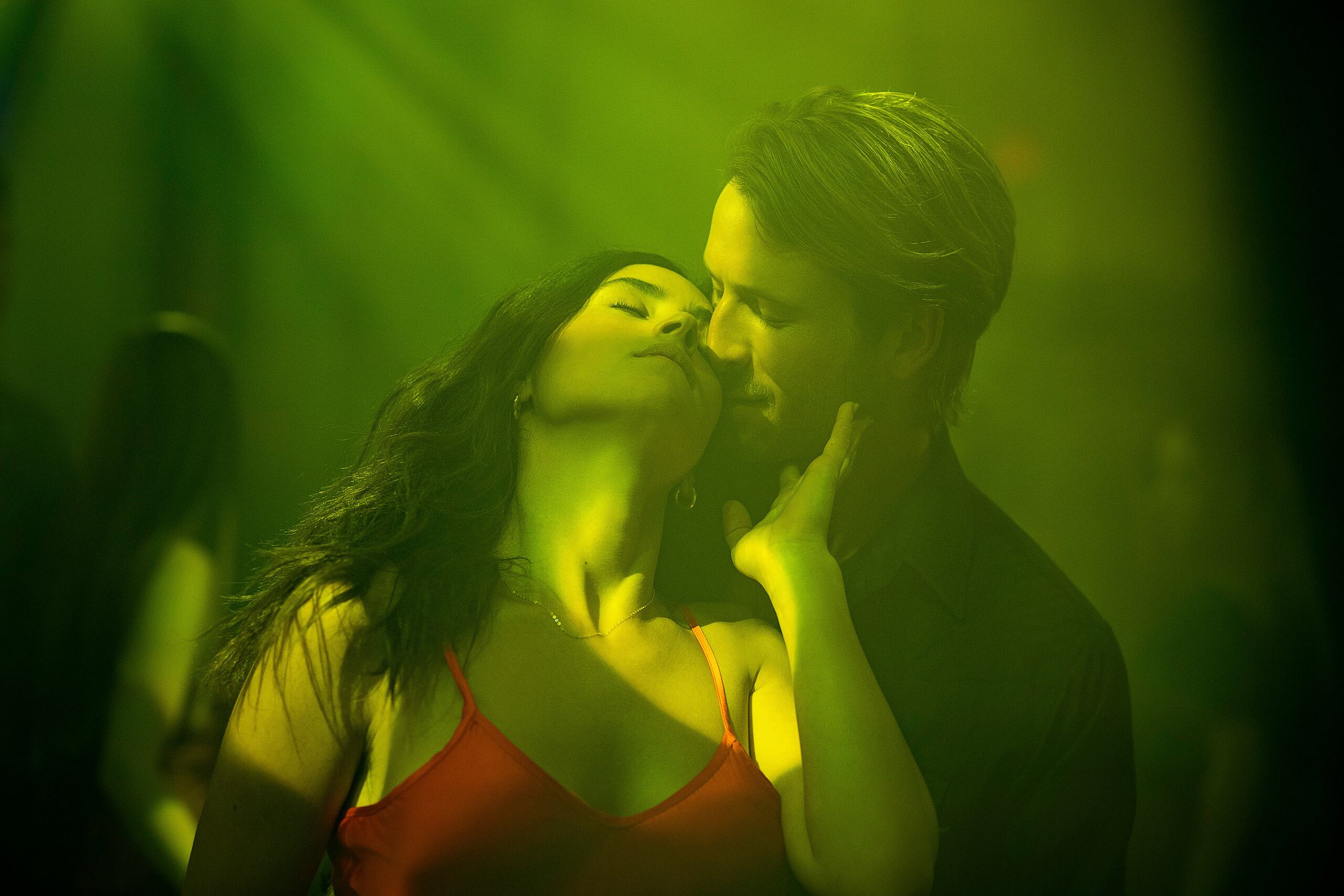 Adria Arjona y Glen Powell irradian una gran química en "Hit Man".
