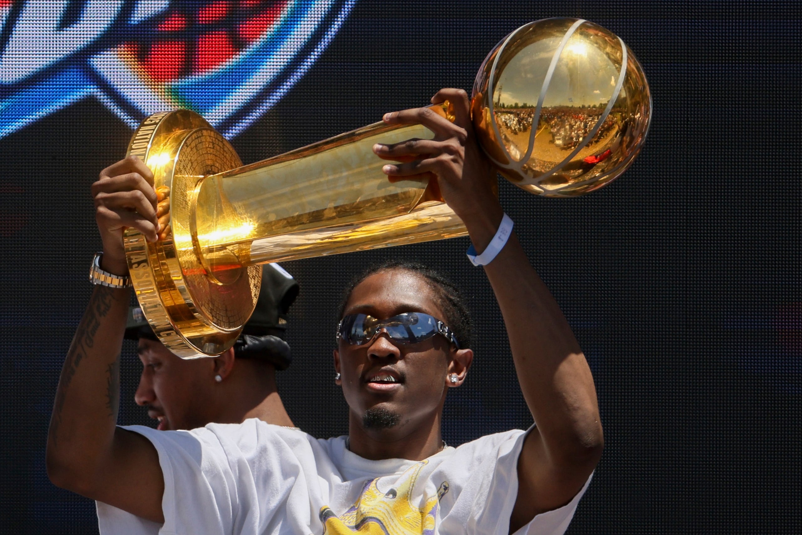 Jalen Williams, alero del Thunder de Oklahoma City, sostiene el trofeo Larry O'Brien.