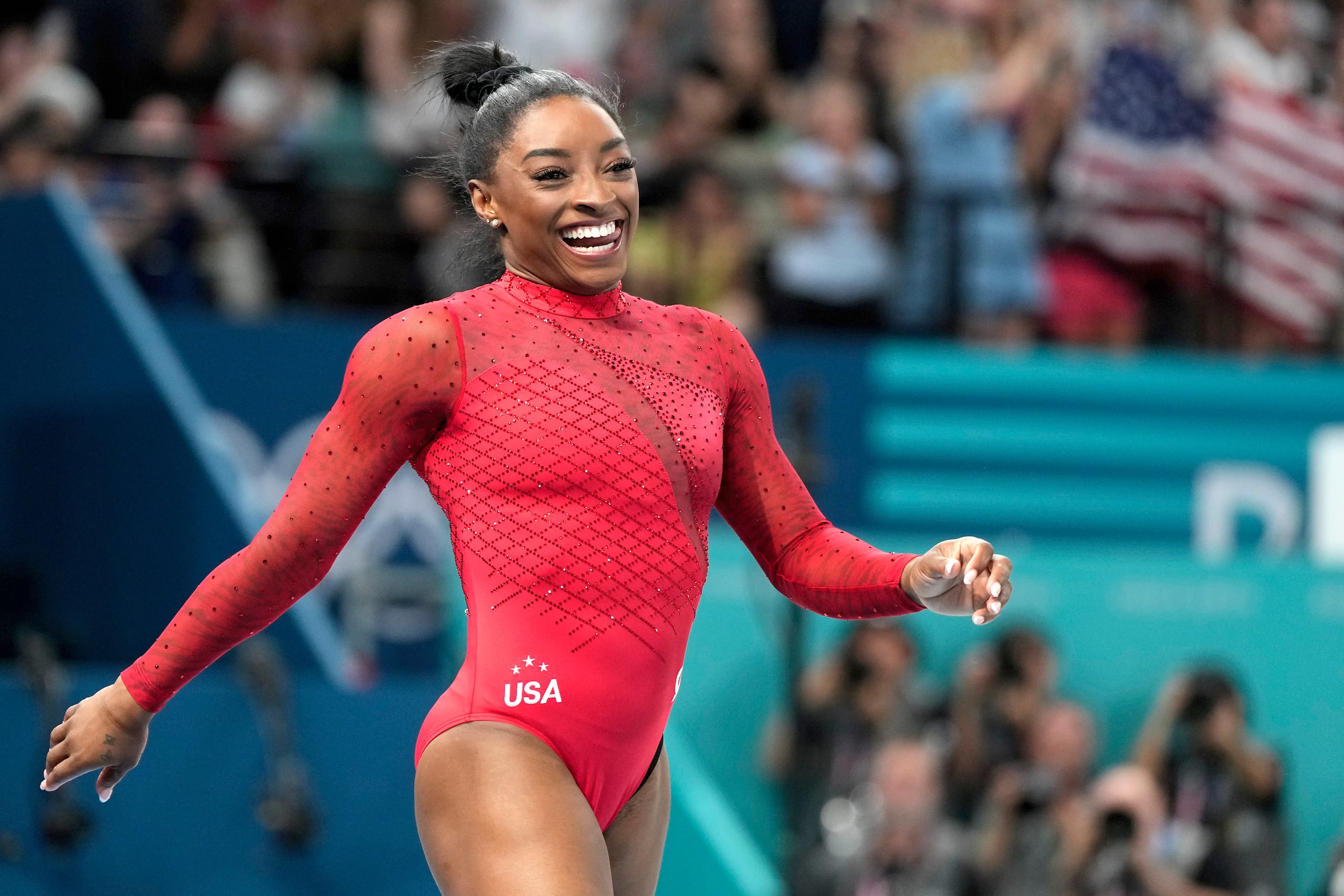 La estadounidense Simone Biles sonríe tras competir en el salto de caballo de la gimnasia artística de los Juegos Olímpicos de París 2024.