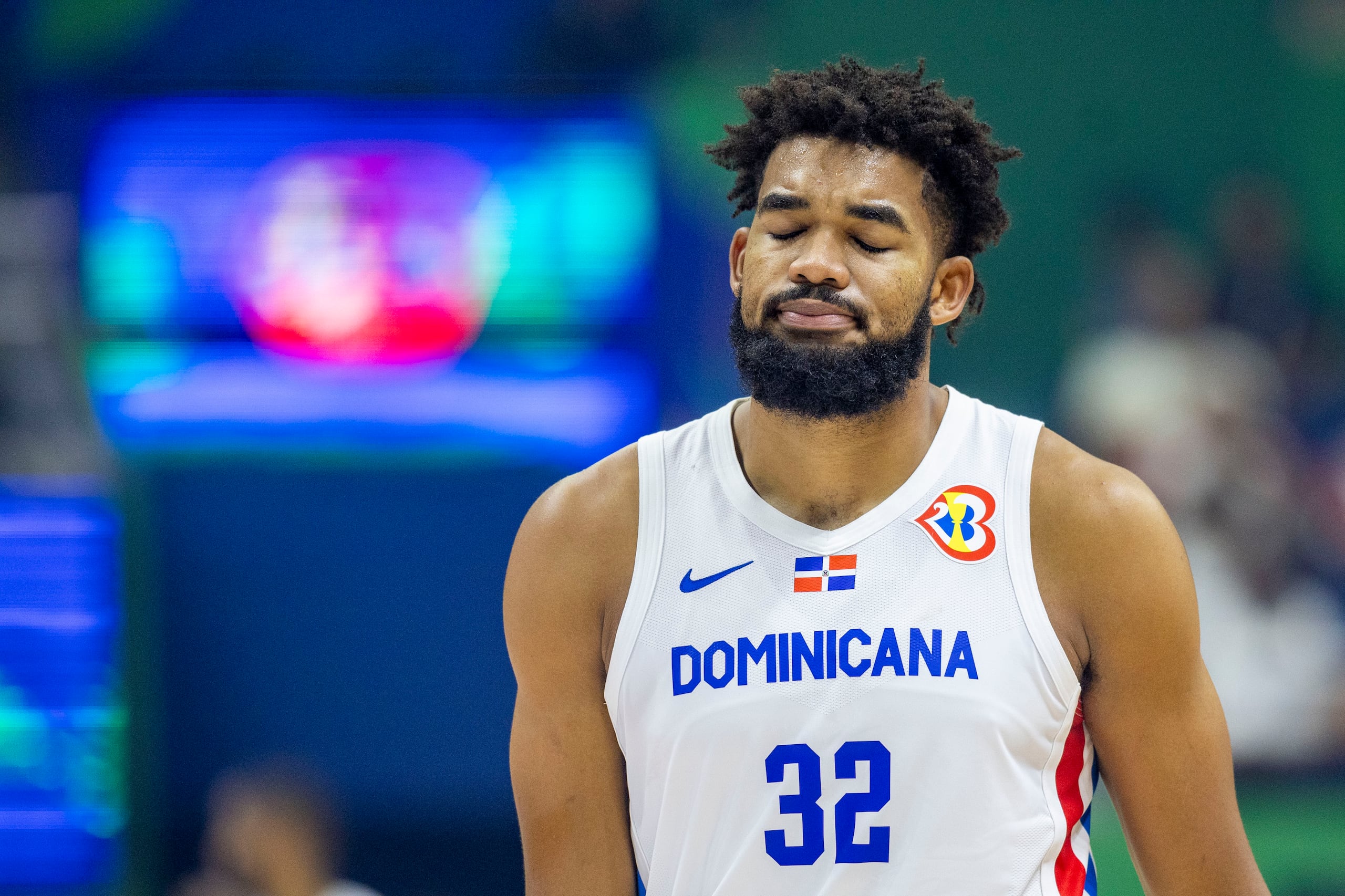 El enebeísta de los dominicanos, Karl Anthony-Towns, es todo frustración tras el revés de su equipo, a pesar de sus 39 puntos, 10 rebotes y dos tapones.