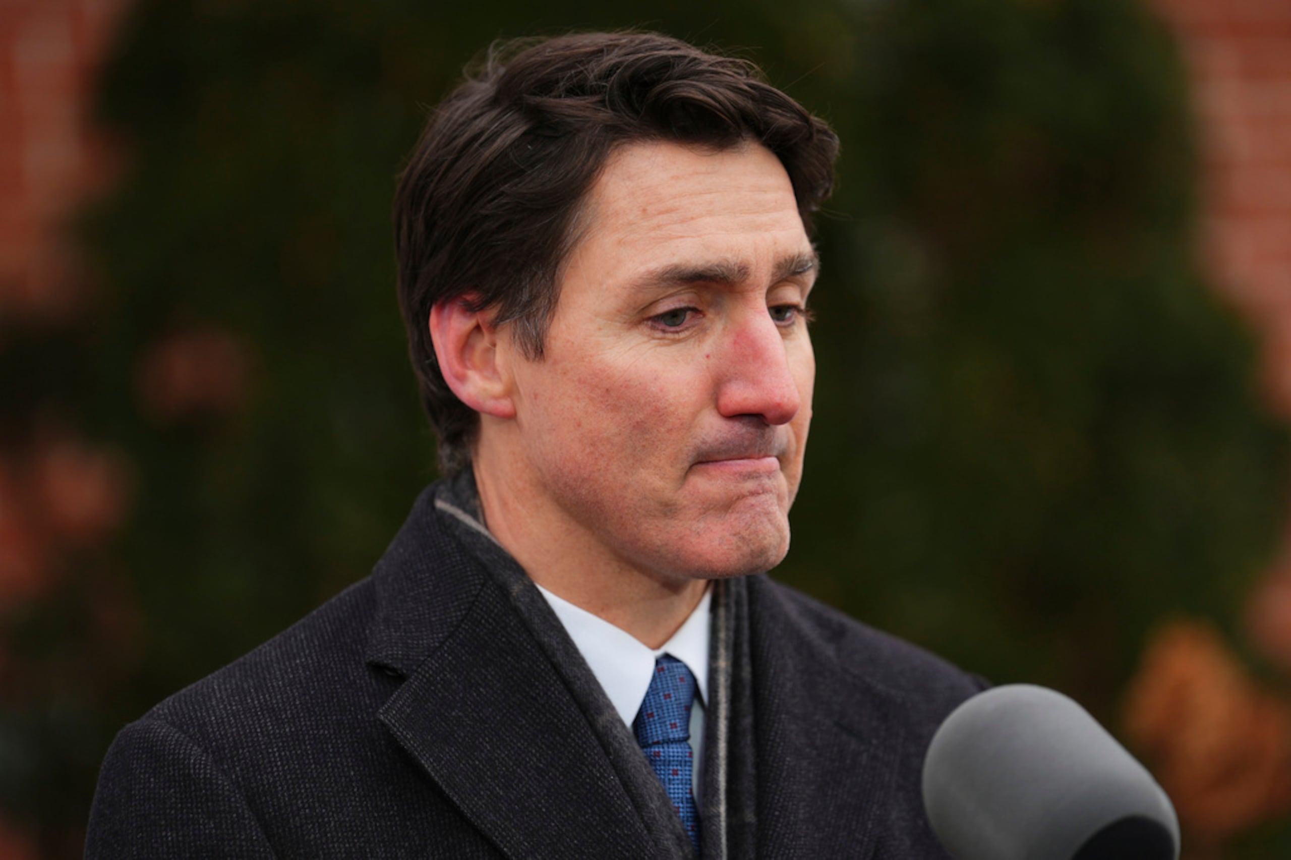 El primer ministro de Canadá, Justin Trudeau, anuncia su renuncia como líder del Partido Liberal y como primer ministro frente a Rideau Cottage en Ottawa el 6 de enero de 2025.