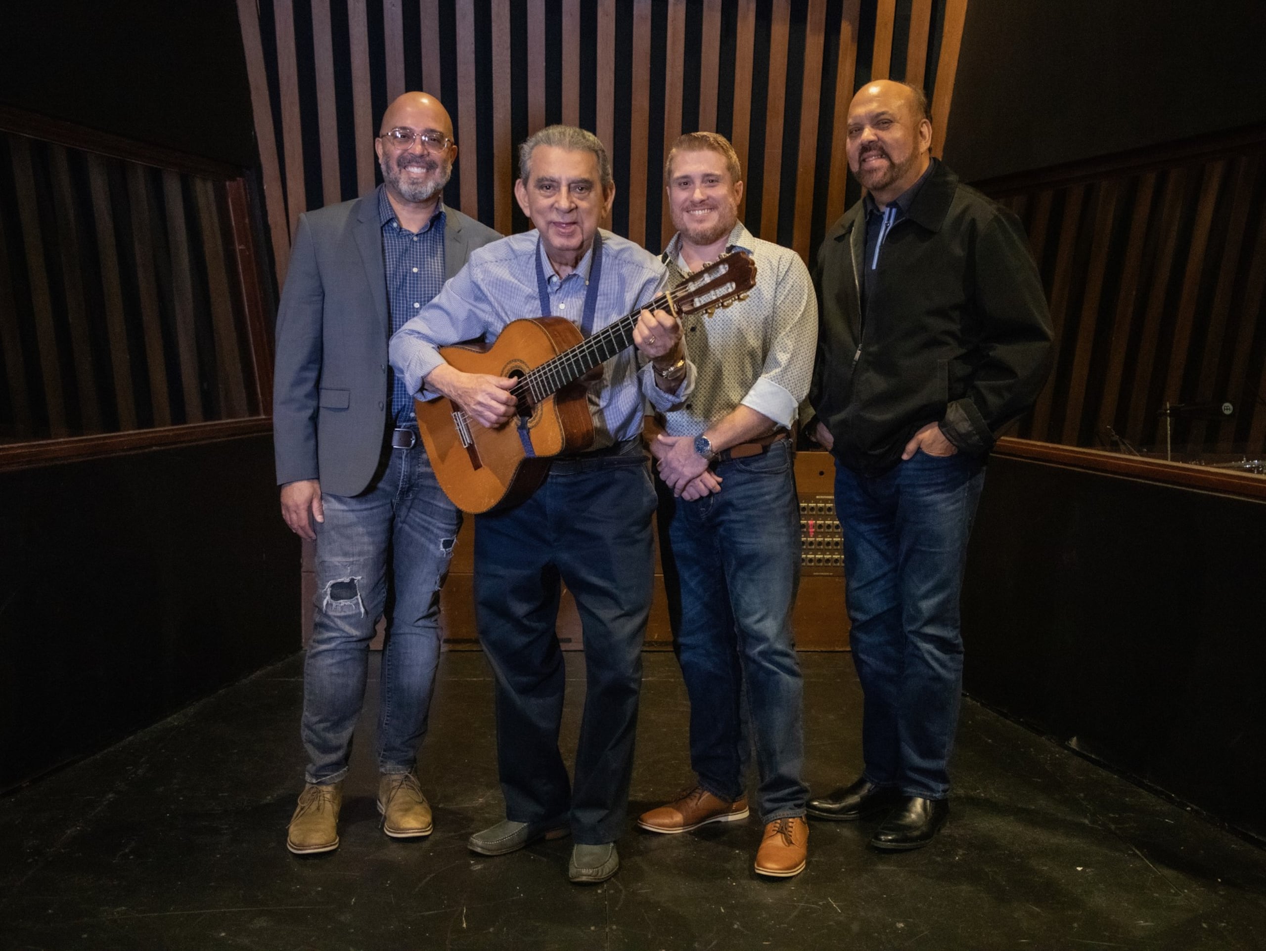 Wison Torres fundó Los Hispanos en 1951. Hoy día sigue al mando del trío, que conforman Edgar Omar Ríos, Riky Reyes y su hijo Rafy Torres.