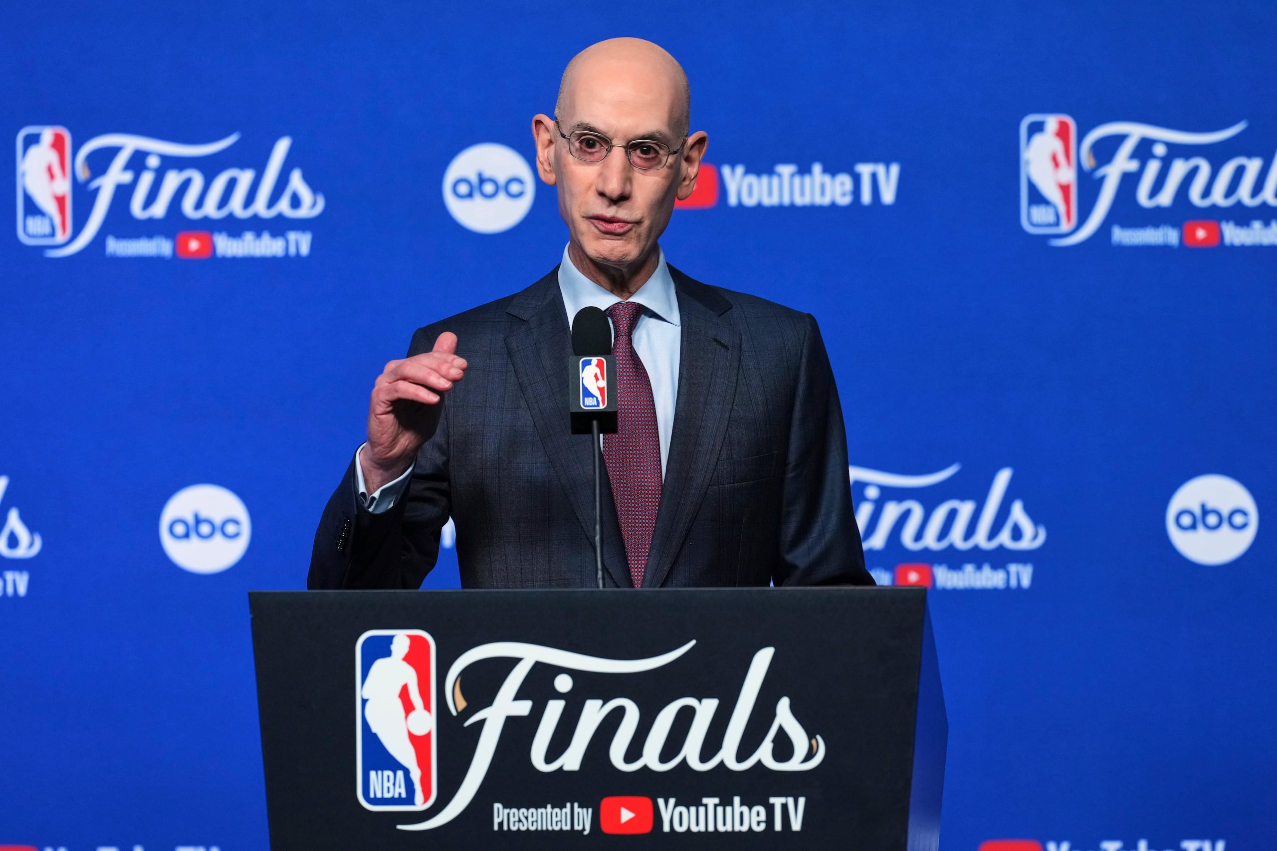 El comisionado de la NBA, Adam Silver, en una conferencia de prensa en Oklahoma City.