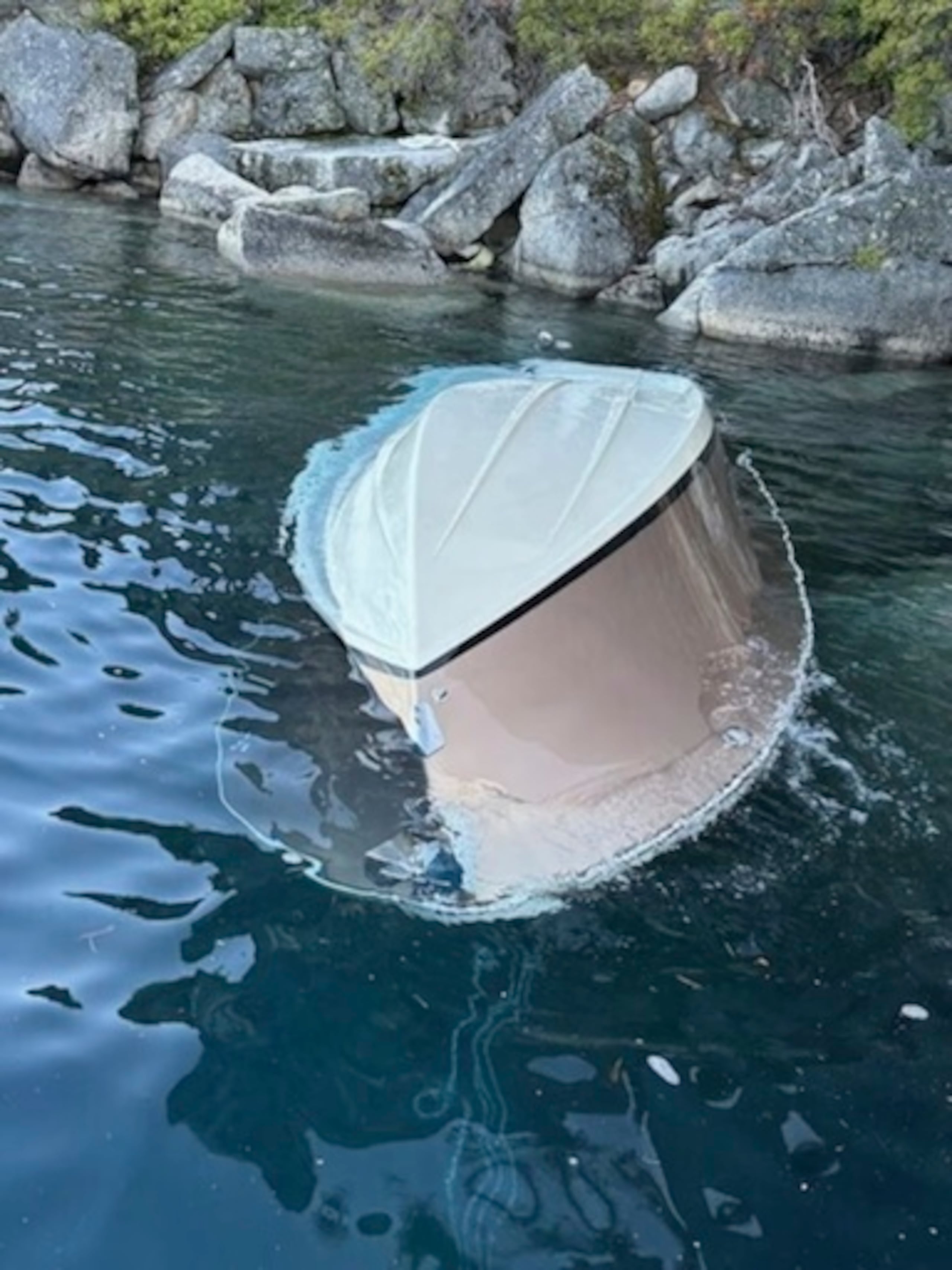 Rescate en Lago Tahoe: Guardia Costera asiste embarcación volcada.