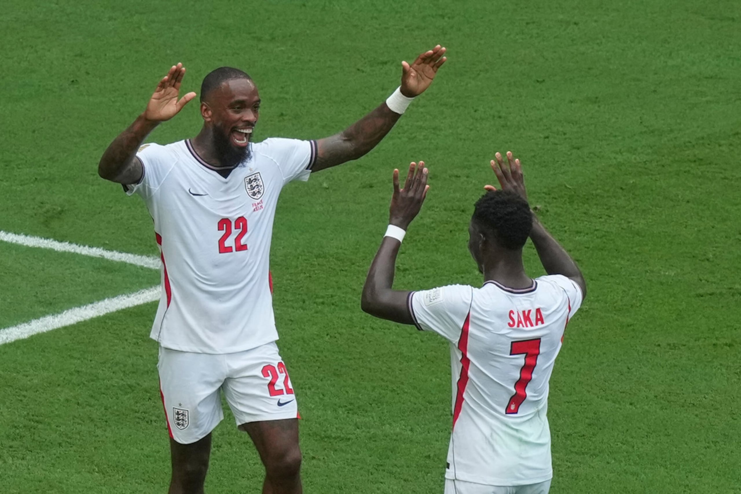 Bukayo Saka (7), de la selección de Inglaterra, celebra marcar el tercer gol de su equipo con Ivan Toney (22) durante el partido por el tercer lugar de la Copa del Mundo entre Francia e Inglaterra, el 18 de julio de 2026, en Miami Gardens, Florida.