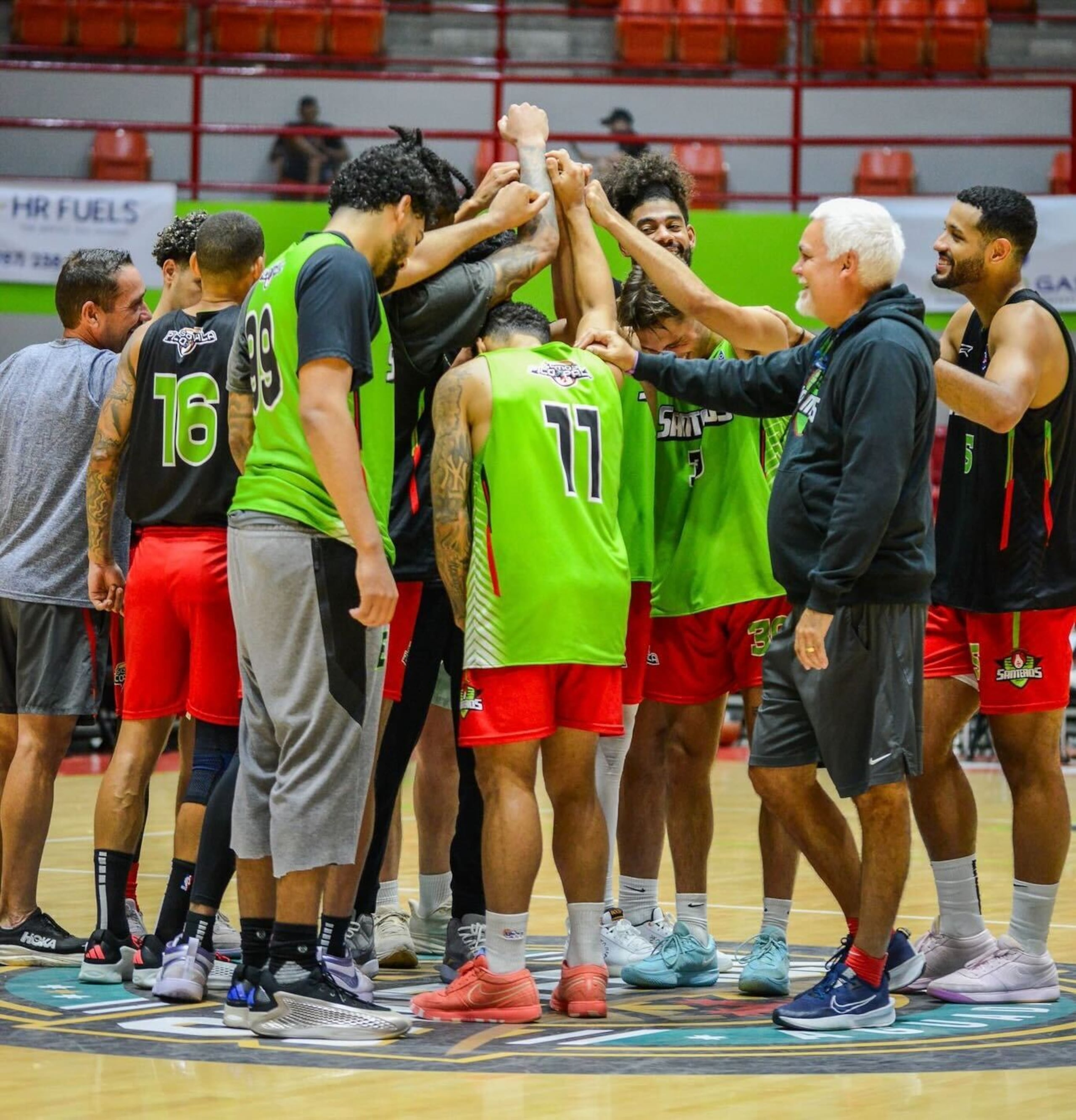 Los Santeros de Aguada durante una práctica rumbo a la temporada 2025 del Baloncesto Superior Nacional (BSN).